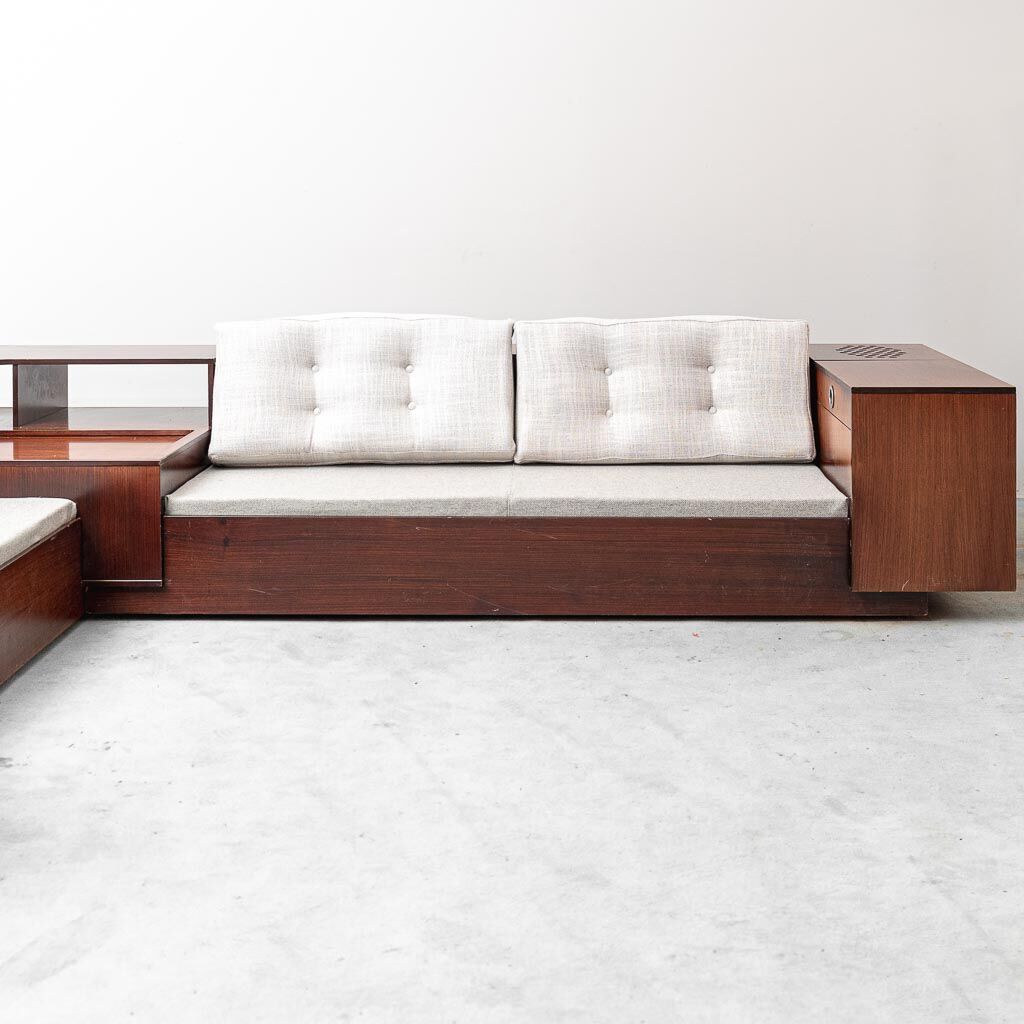 Canapé d'angle vintage avec compartiments de rangement et radio intégrée – design italien des années 1970