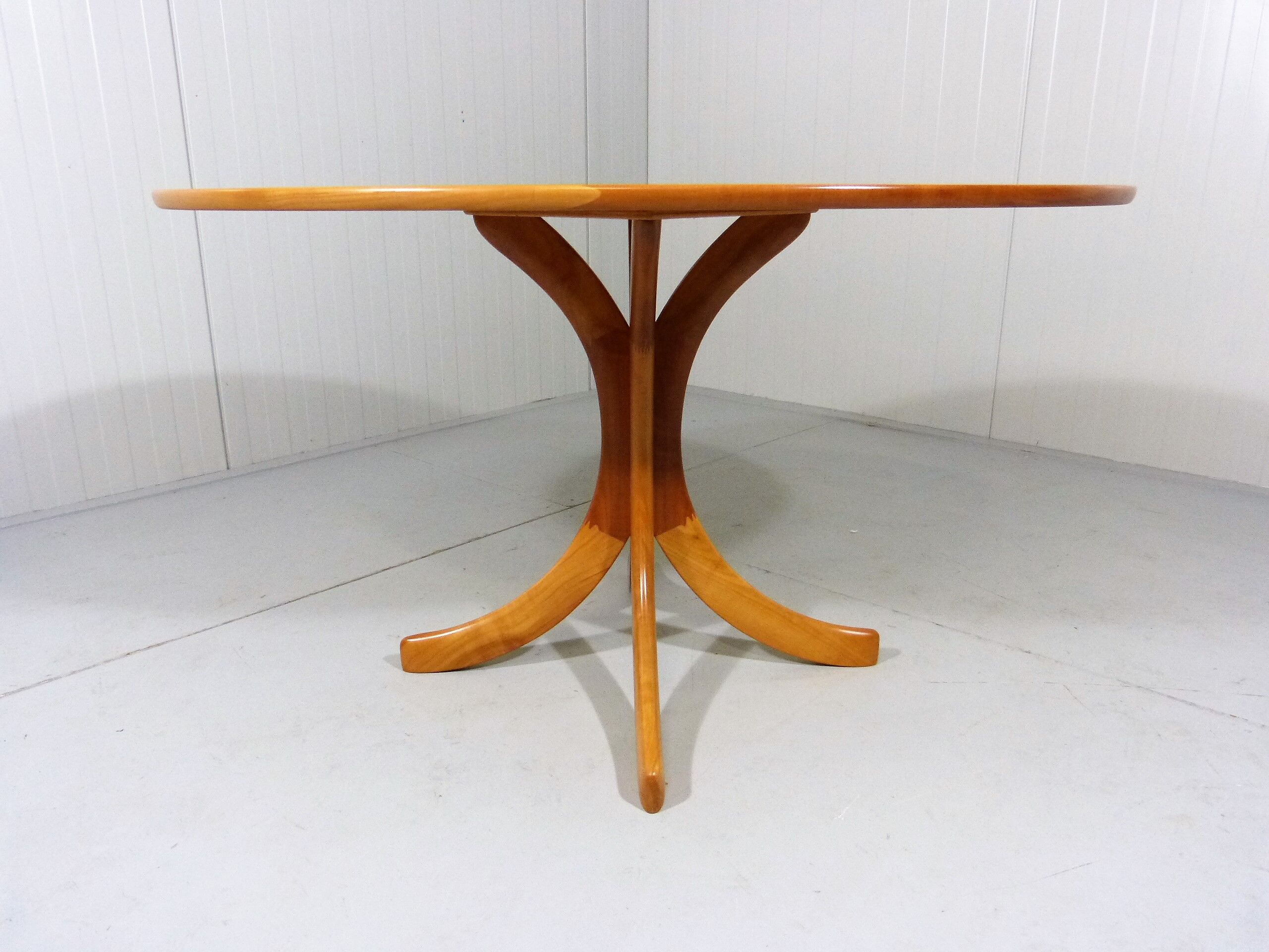 Table basse en bois de frêne des années 1960