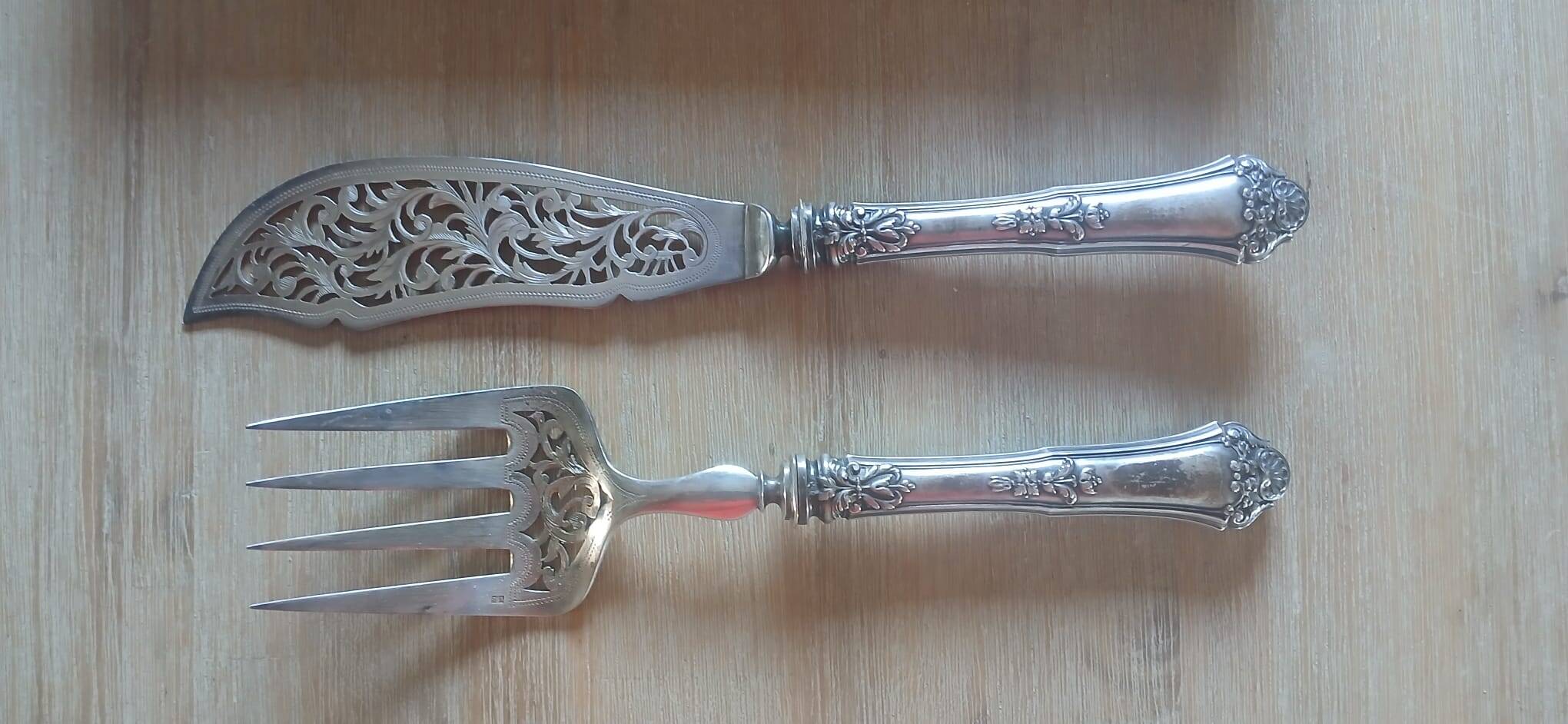 Antique fish service