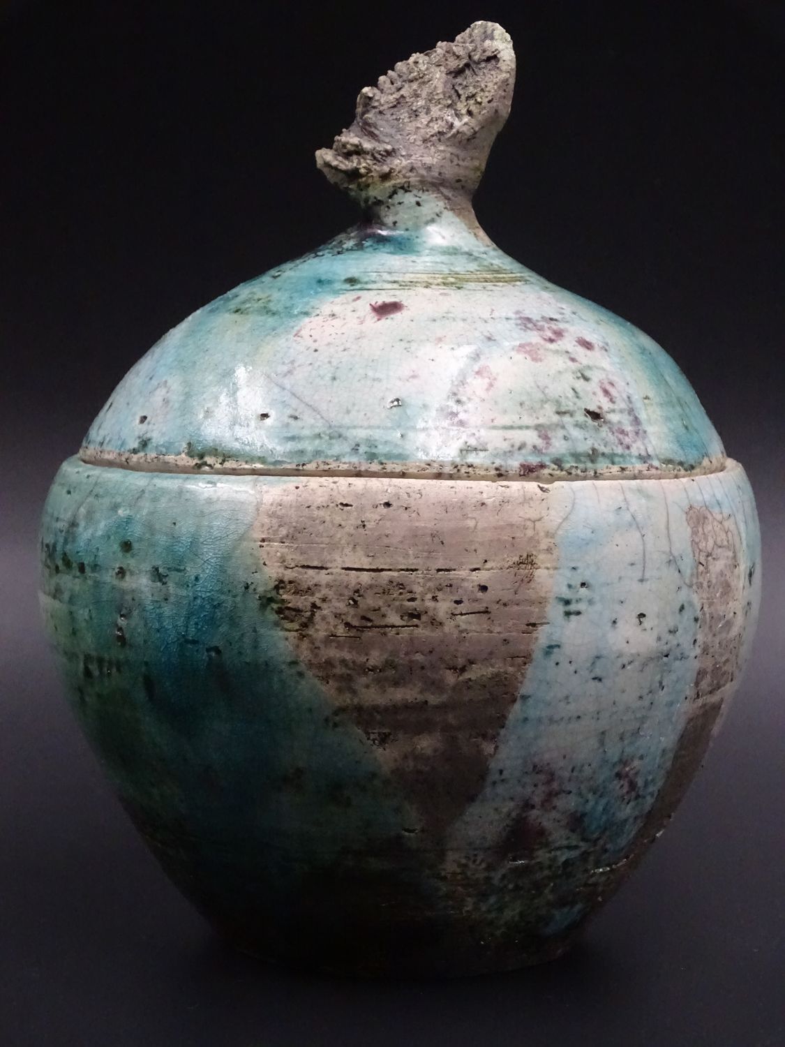 Boite en raku moderne signée, joli prise brutaliste et couleurs superbes