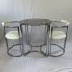 Table chromé et deux chaises modernistes