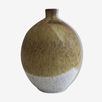 Soliflore vase in sandstone. signed by the Swiss artist Edouard Chapallaz