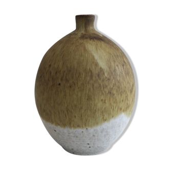 Soliflore vase in sandstone. signed by the Swiss artist Edouard Chapallaz