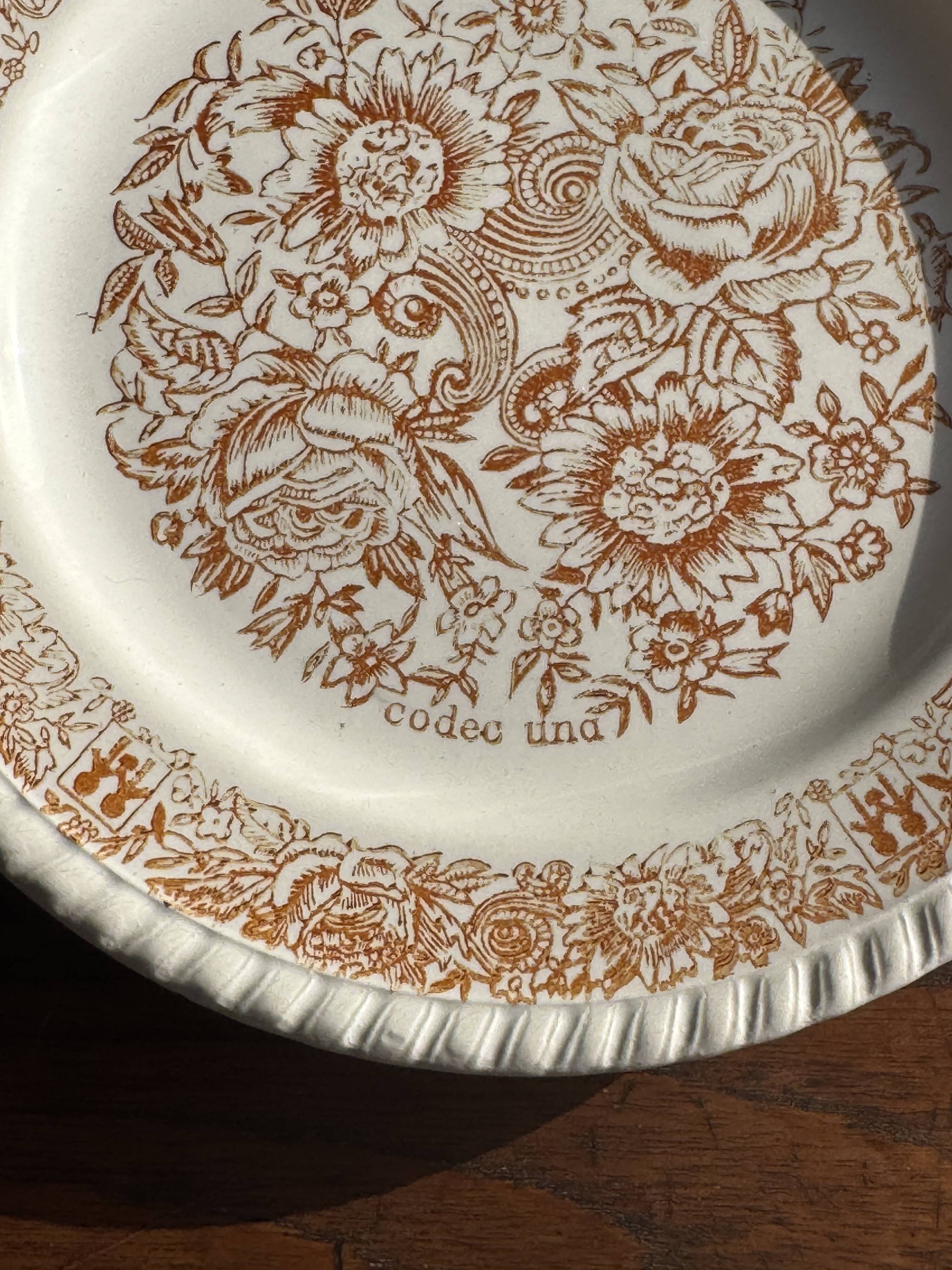 Set of 4 small dessert plates with a vintage stylised flower pattern.