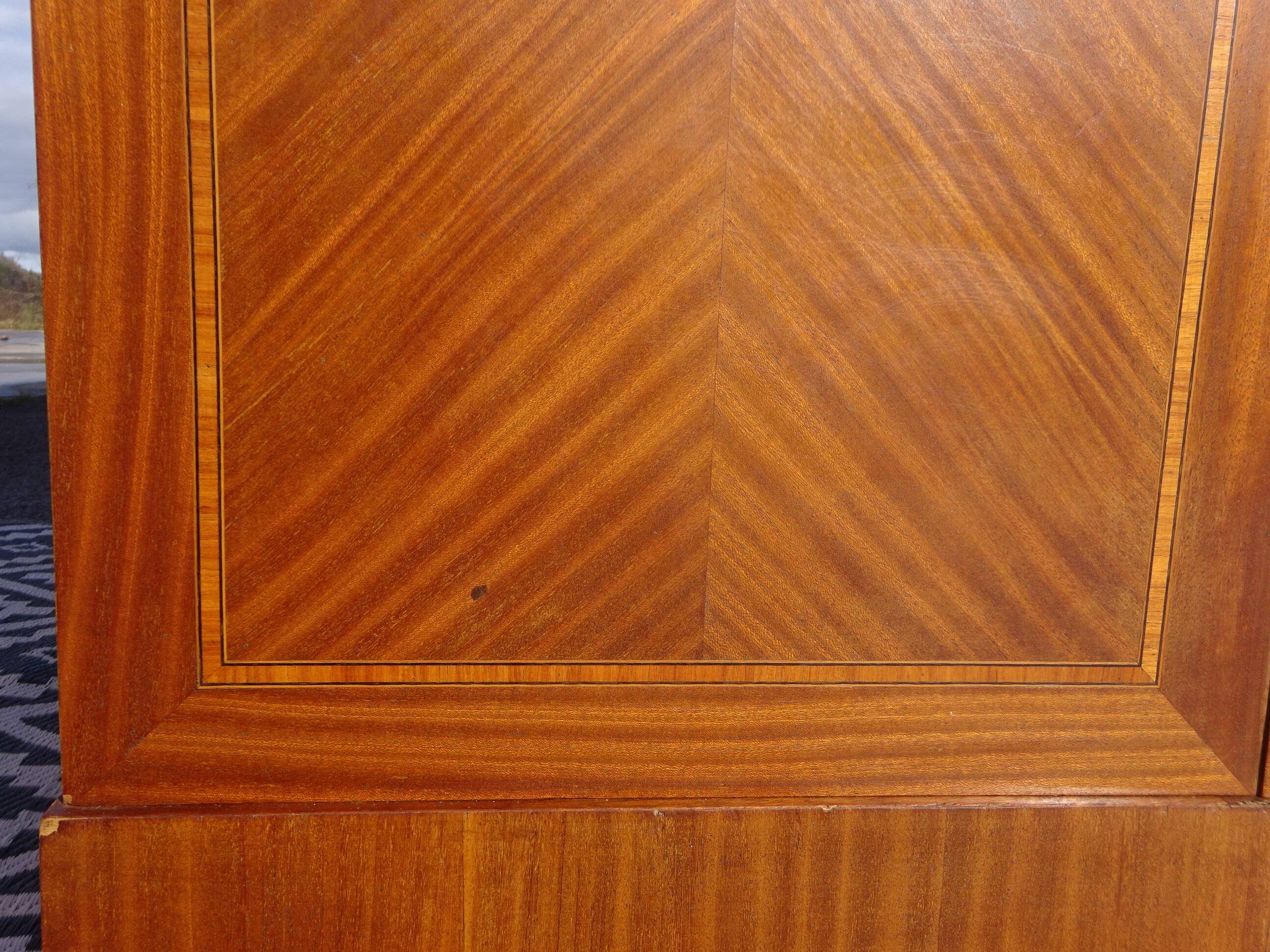 Armoire ancienne style Louis XVI avec bronzes et marqueterie de bois