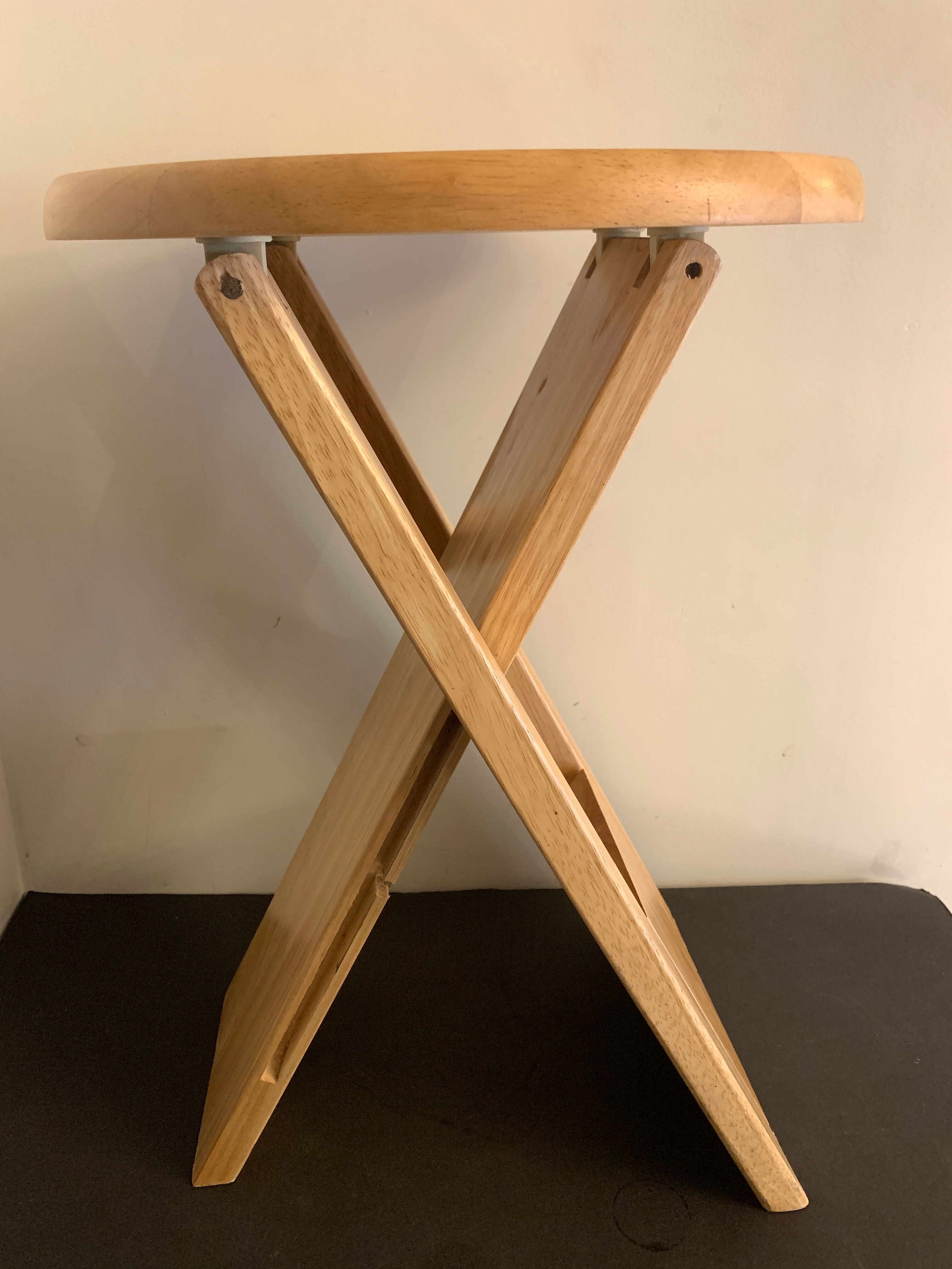 Folding wooden stool design Adrian Reed, Suzy, 1980
