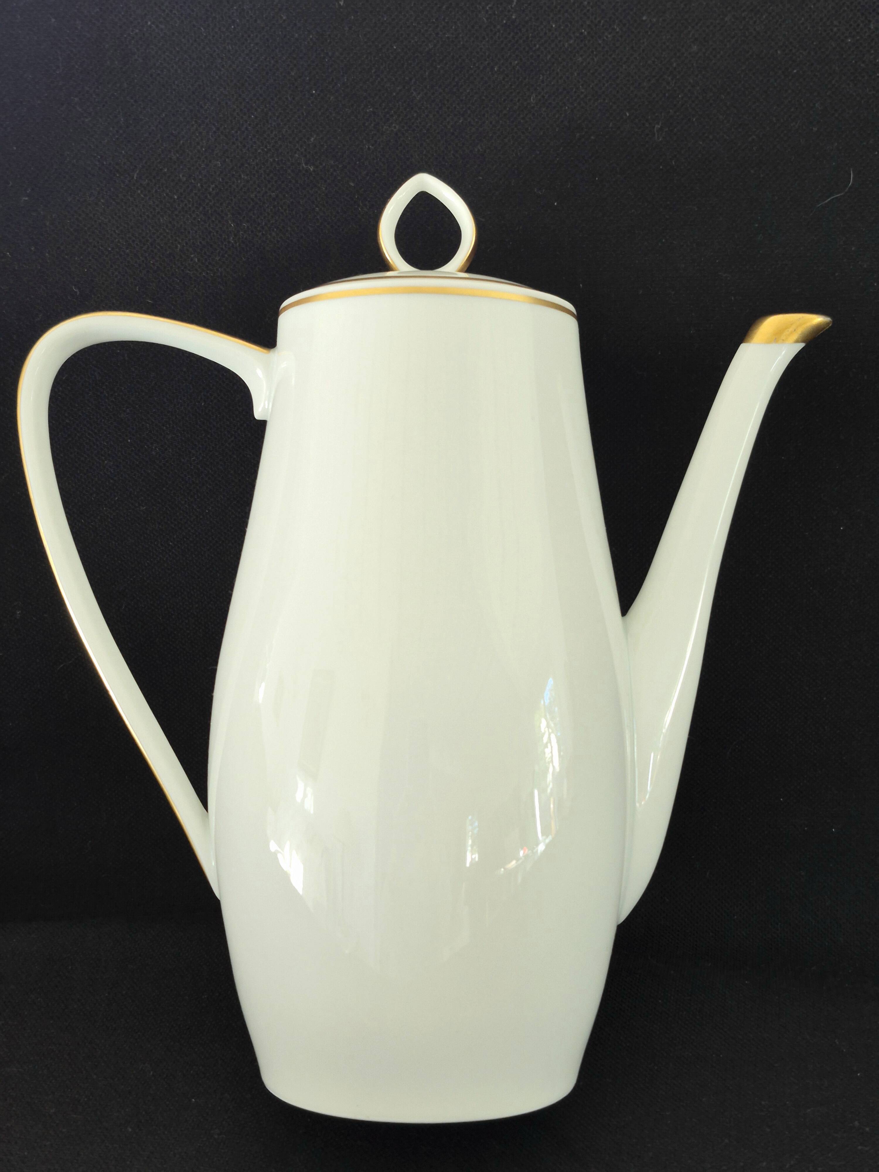 Teapot pouring porcelain from Limoges Chastagner & Cie A432