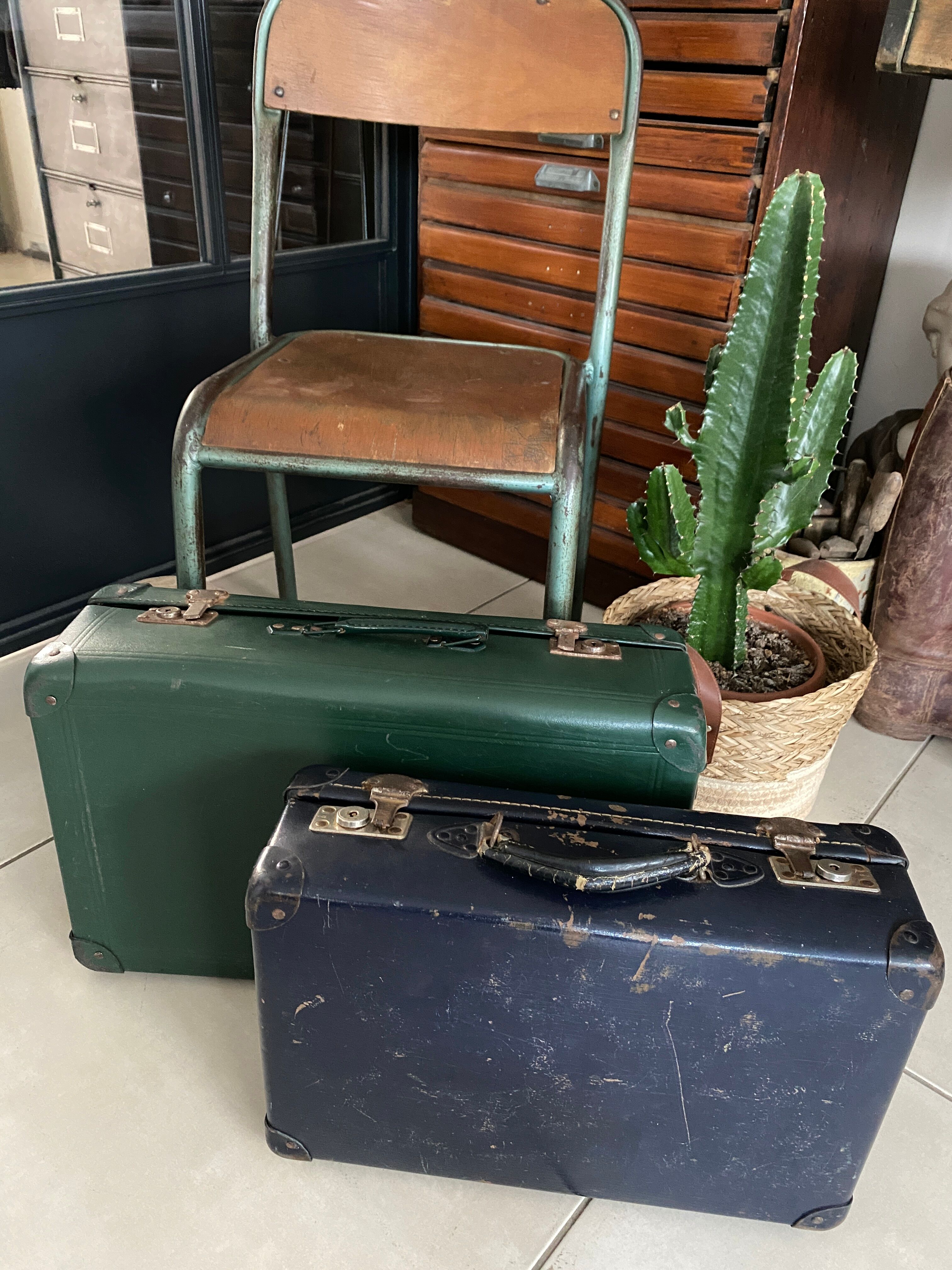 Set of 2 vintage suitcases