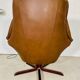 Fauteuil oeuf pivotant vintage danois du milieu du siècle en cuir cognac clair par bramin 1960