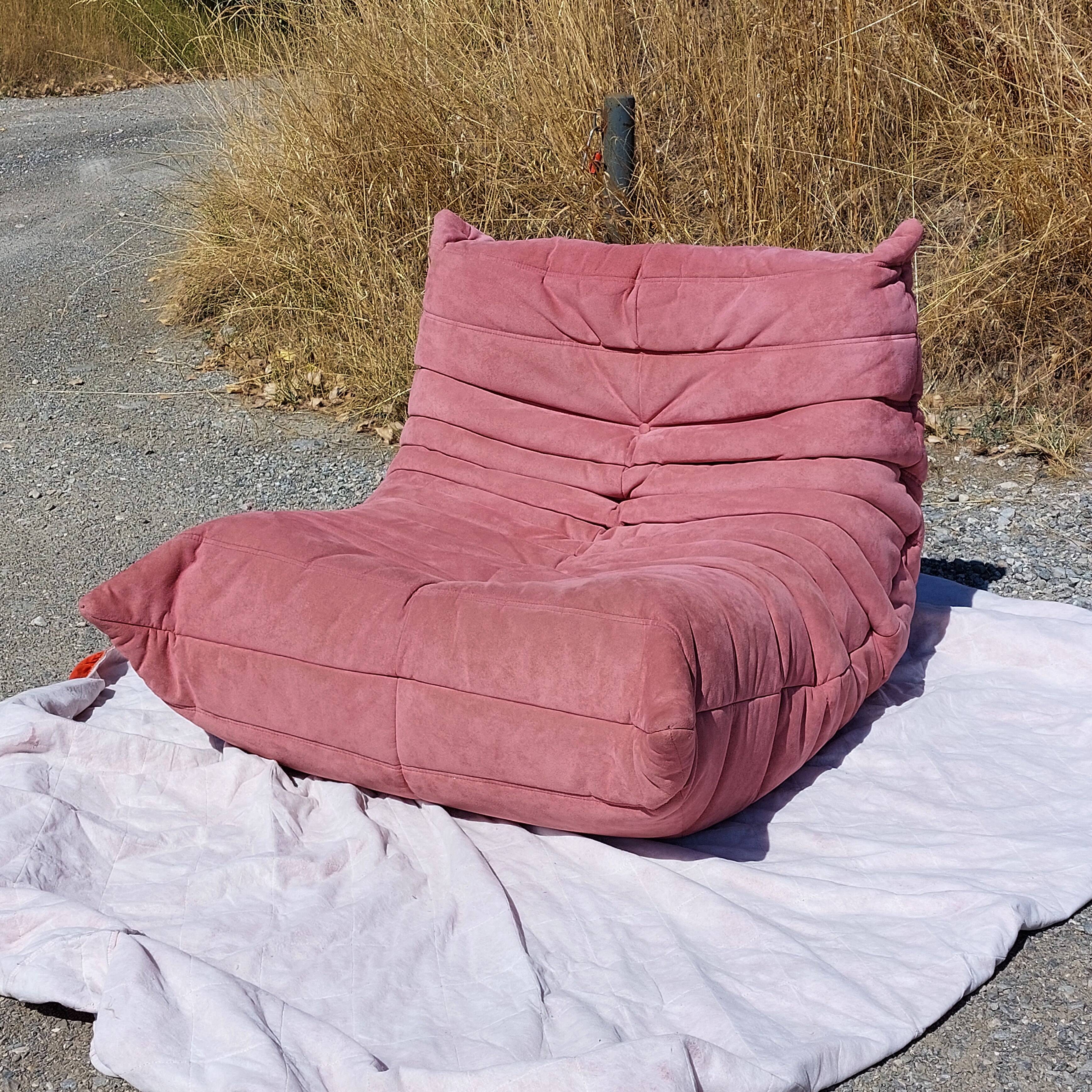 Chauffeuse Togo en velours vieux rose - Ligne Roset