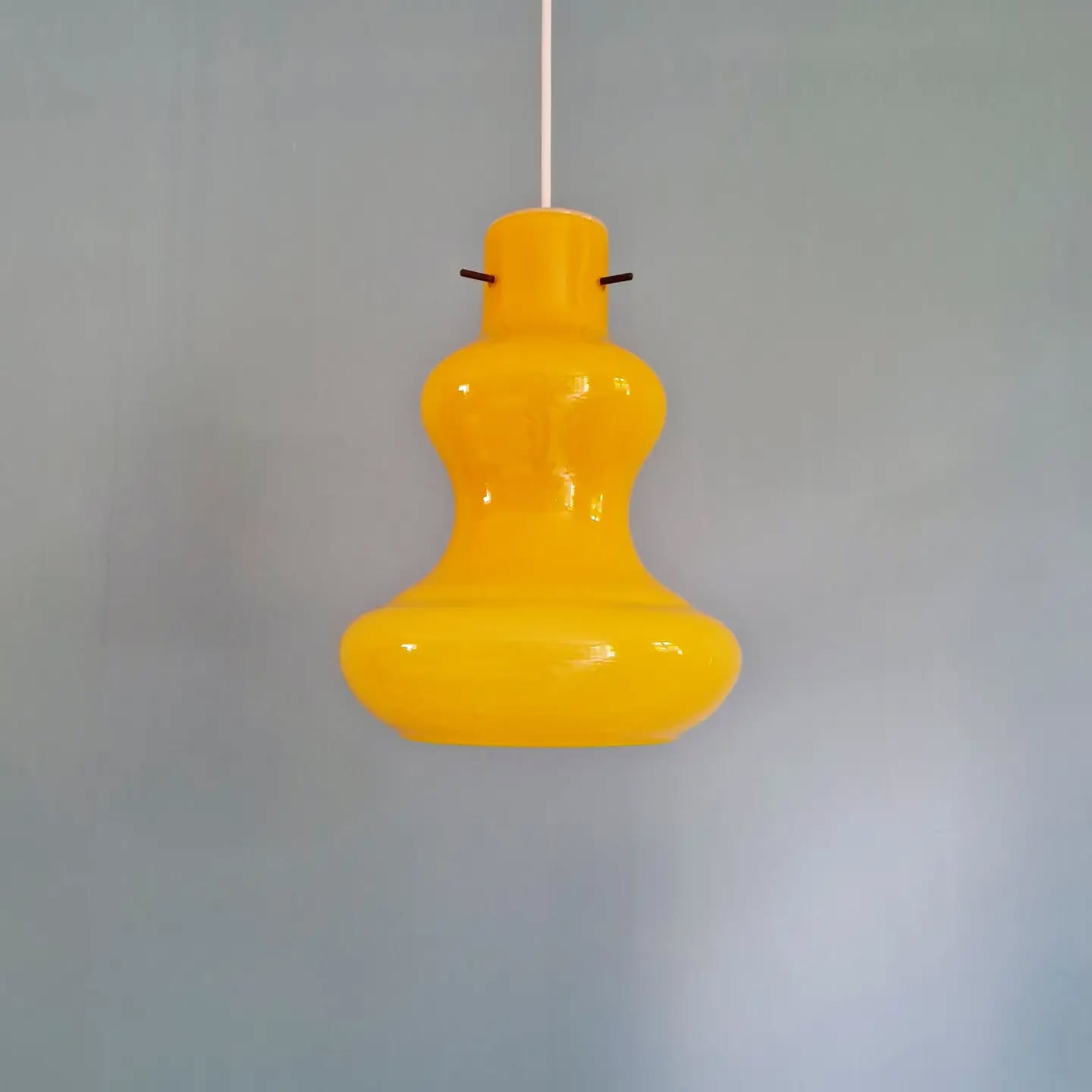 Vintage suspension in yellow opaline, Italy, 1960-70.