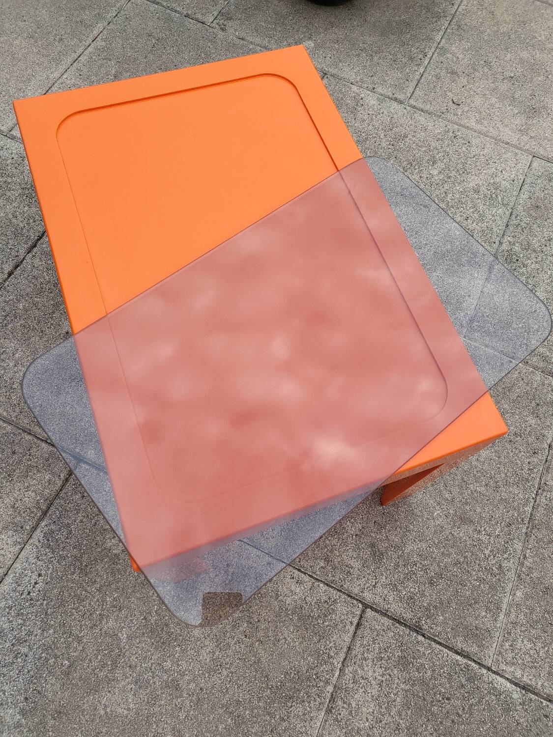 Table basse en plastique orange