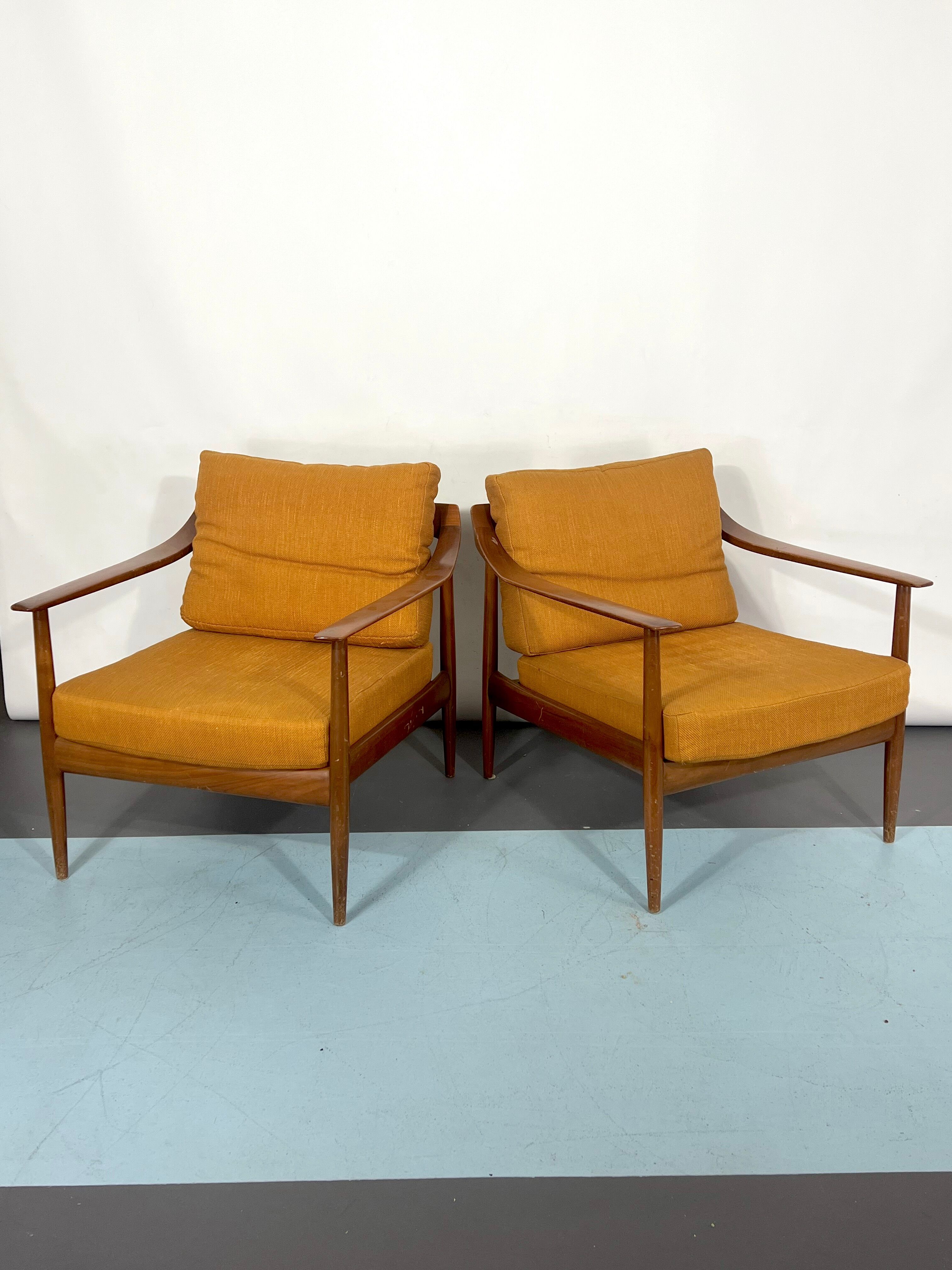 Mid-century modern pair of Walter Knoll armchairs model 550 from 50s