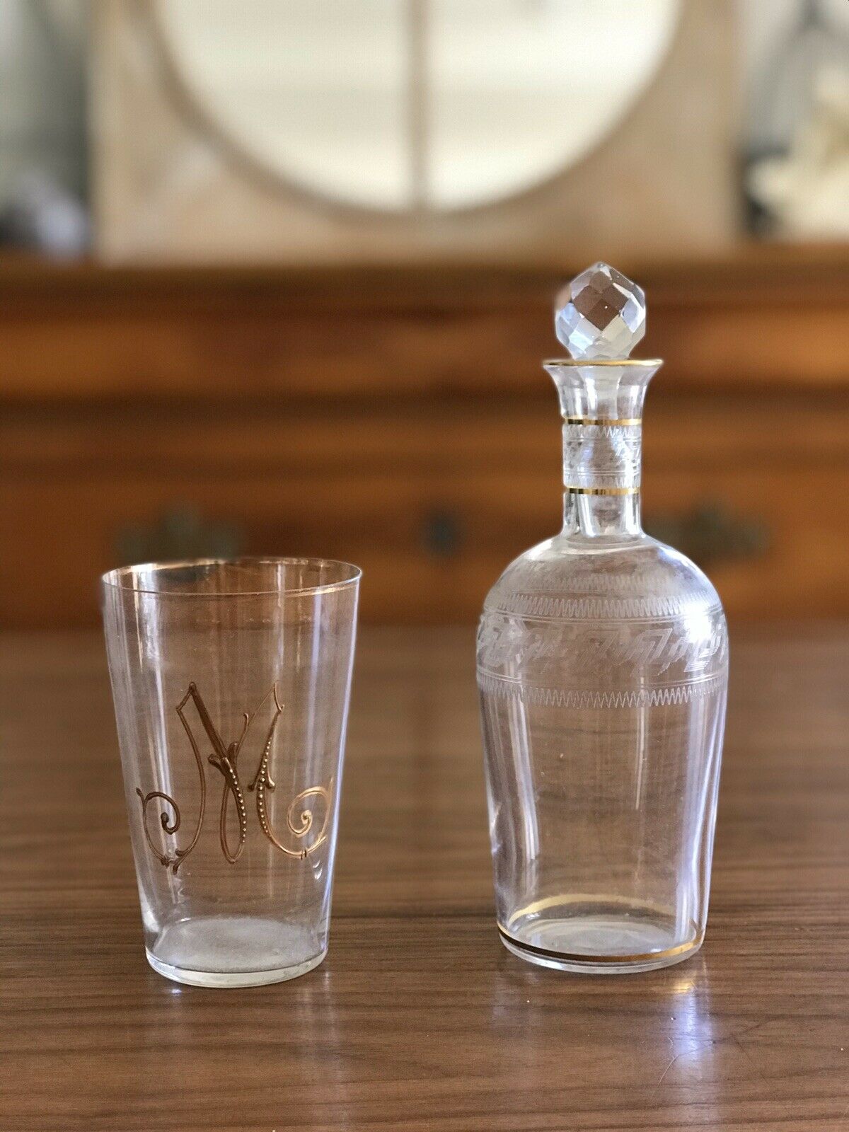 Carafe and crystal monogram communicating glass 'm'
