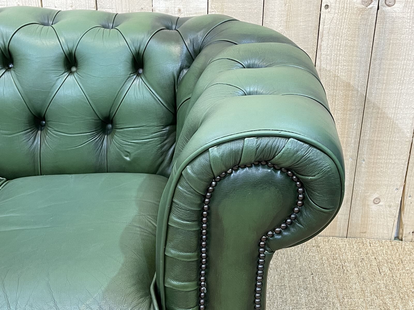 Chesterfield sofa in green leather 3 places from the 80s