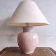 Lampe boule en céramique rose avec abat-jour