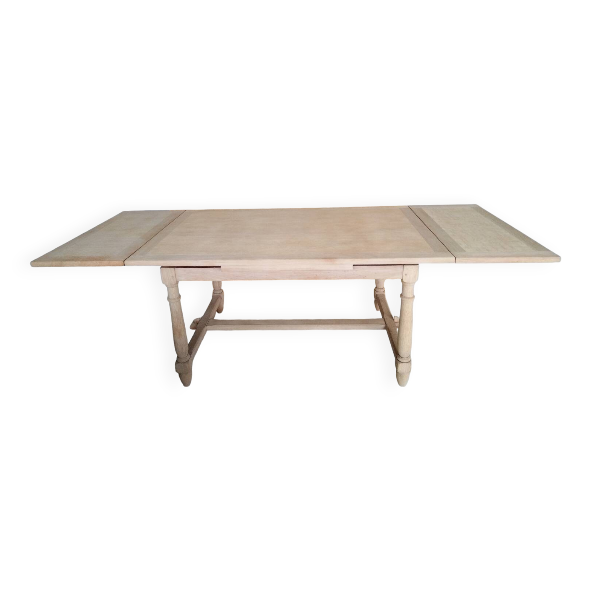 Extendable table in renovated solid oak