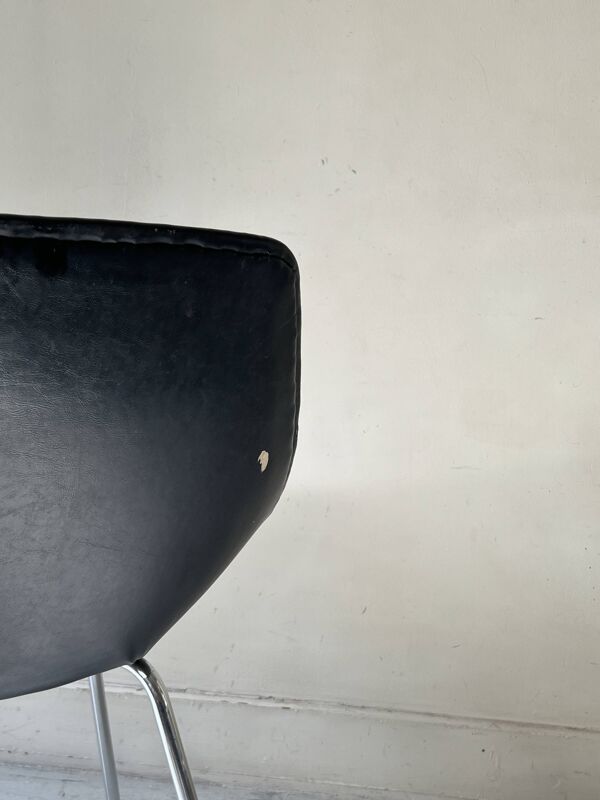 Chaise tonneau en cuir noir et chrome par Pierre Guariche pour Steiner France 1970