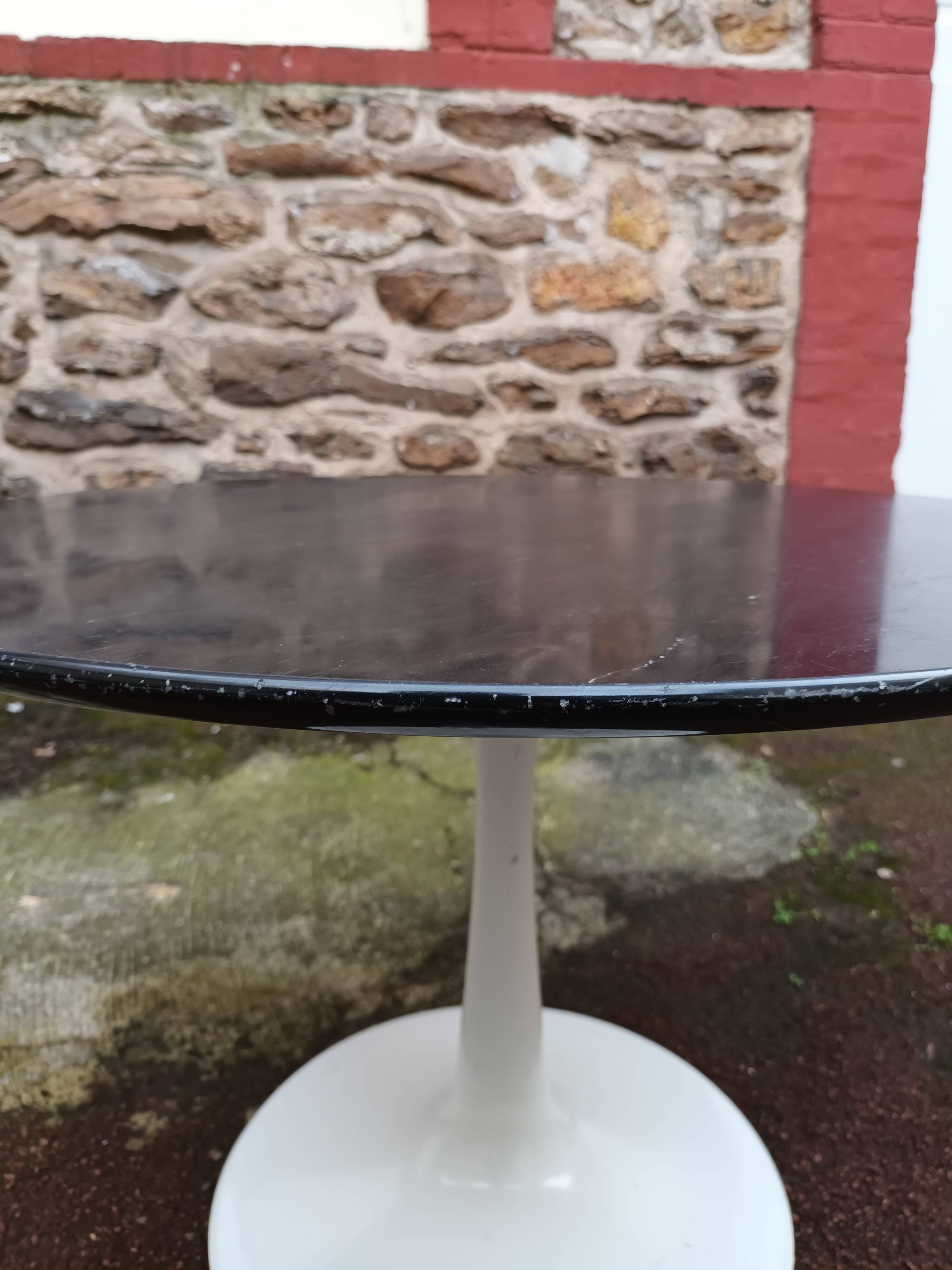 Round coffee table with tulip foot from the 70s