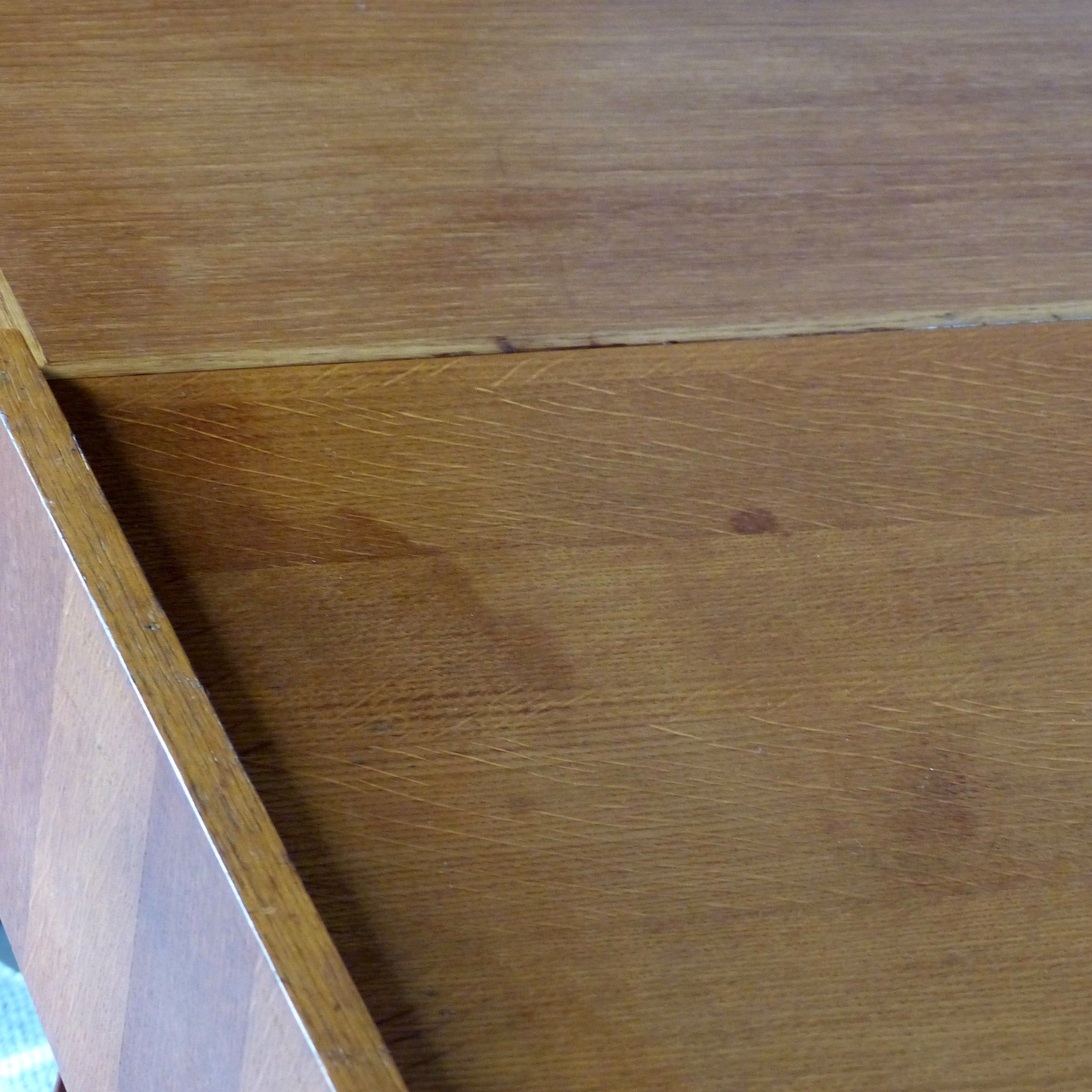 Bureau moderniste à pieds compas