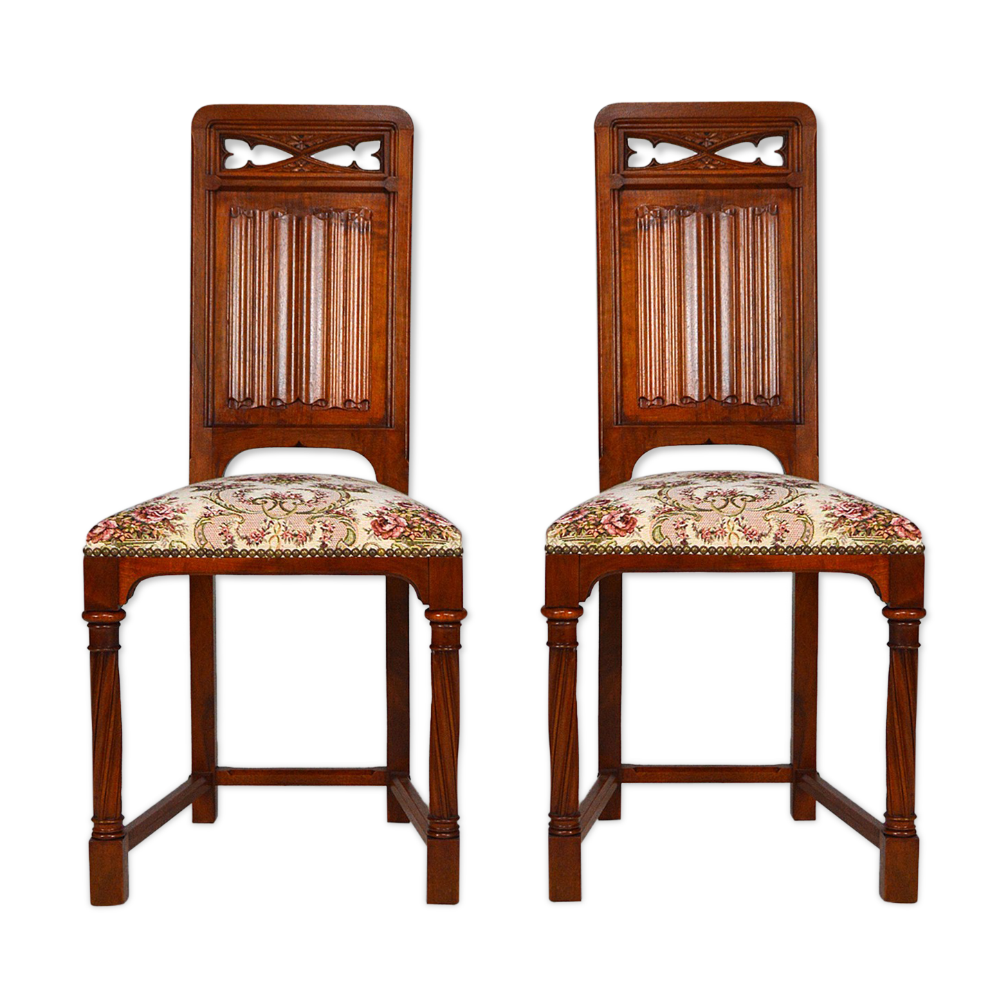 Pair of neo-Gothic chairs in Carved Walnut circa 1890