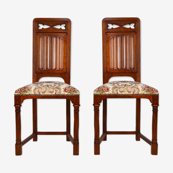 Pair of neo-Gothic chairs in Carved Walnut circa 1890