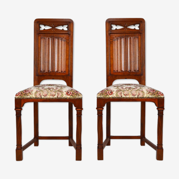 Paire de chaises néo-gothique en noyer sculpté vers 1890