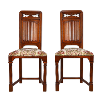 Pair of neo-Gothic chairs in Carved Walnut circa 1890