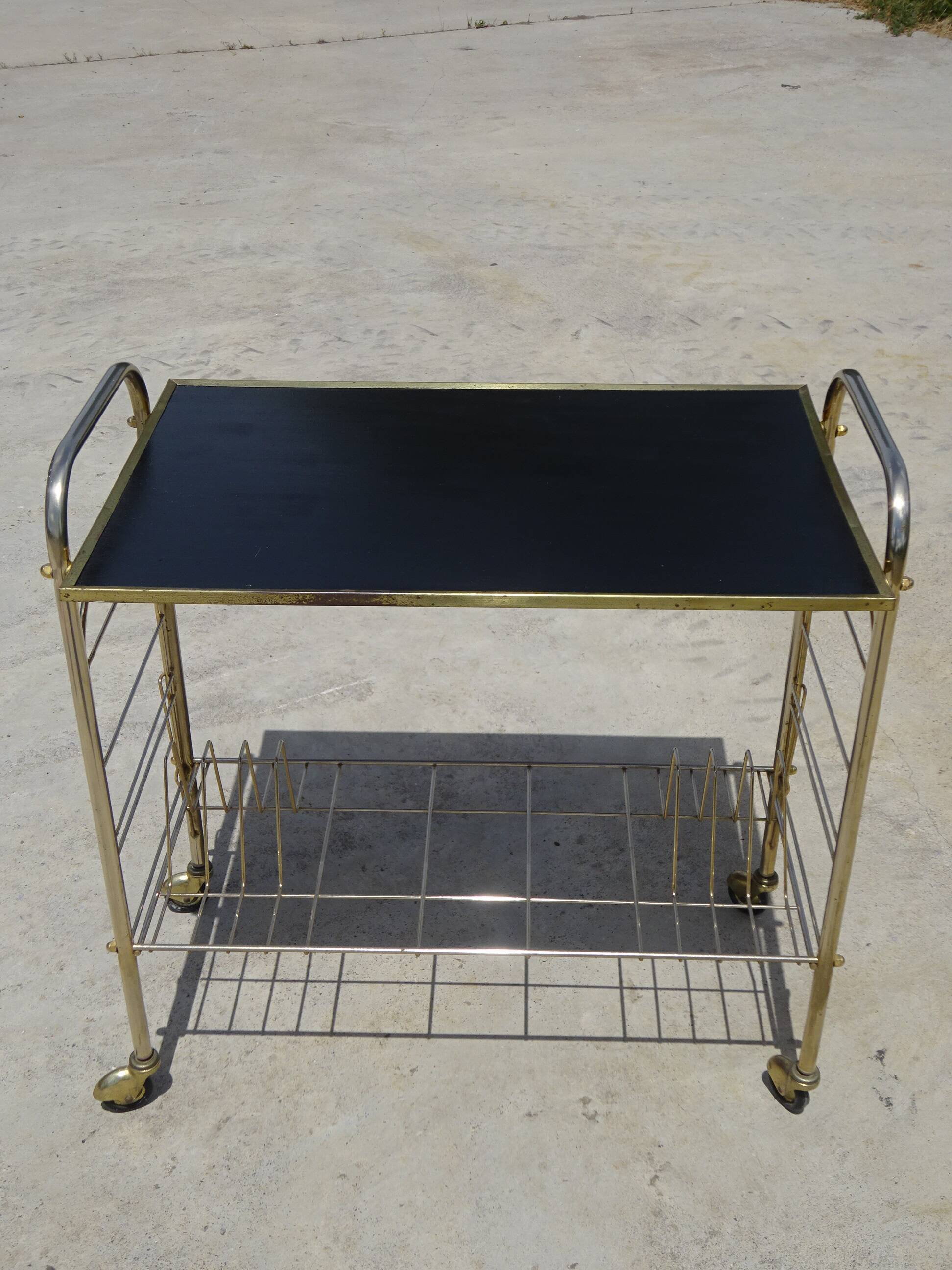 Desserte roulante, porte-vinyles en métal doré