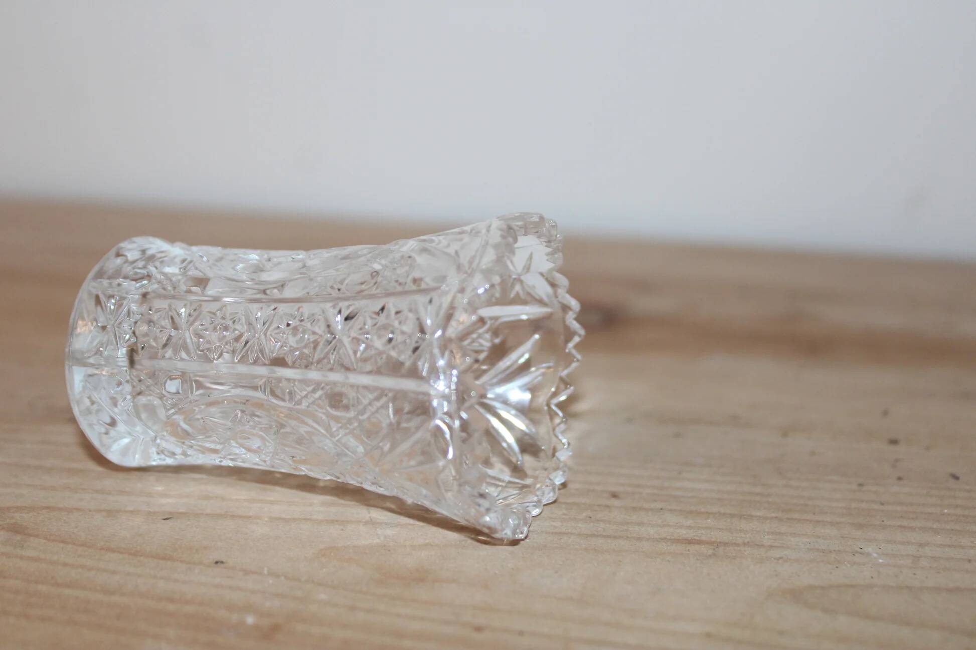 Small cut glass soliflore vase, geometric design, H 8 cm