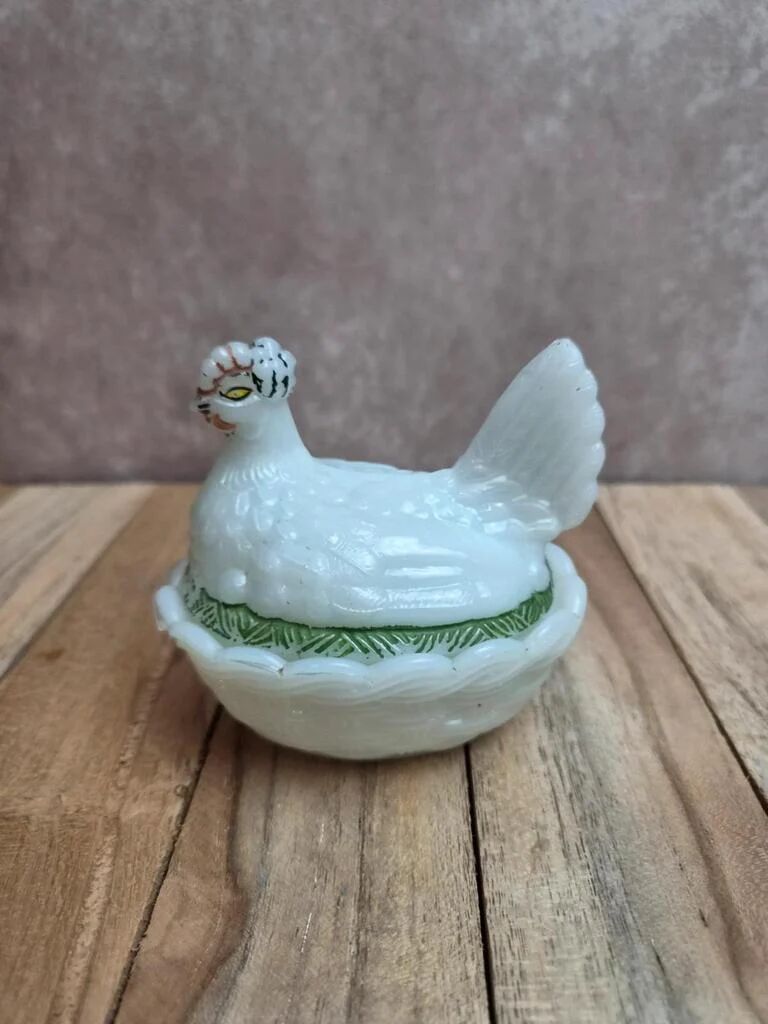 Petite poule couveuse en opaline blanche peinte ancienne