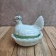 Petite poule couveuse en opaline blanche peinte ancienne