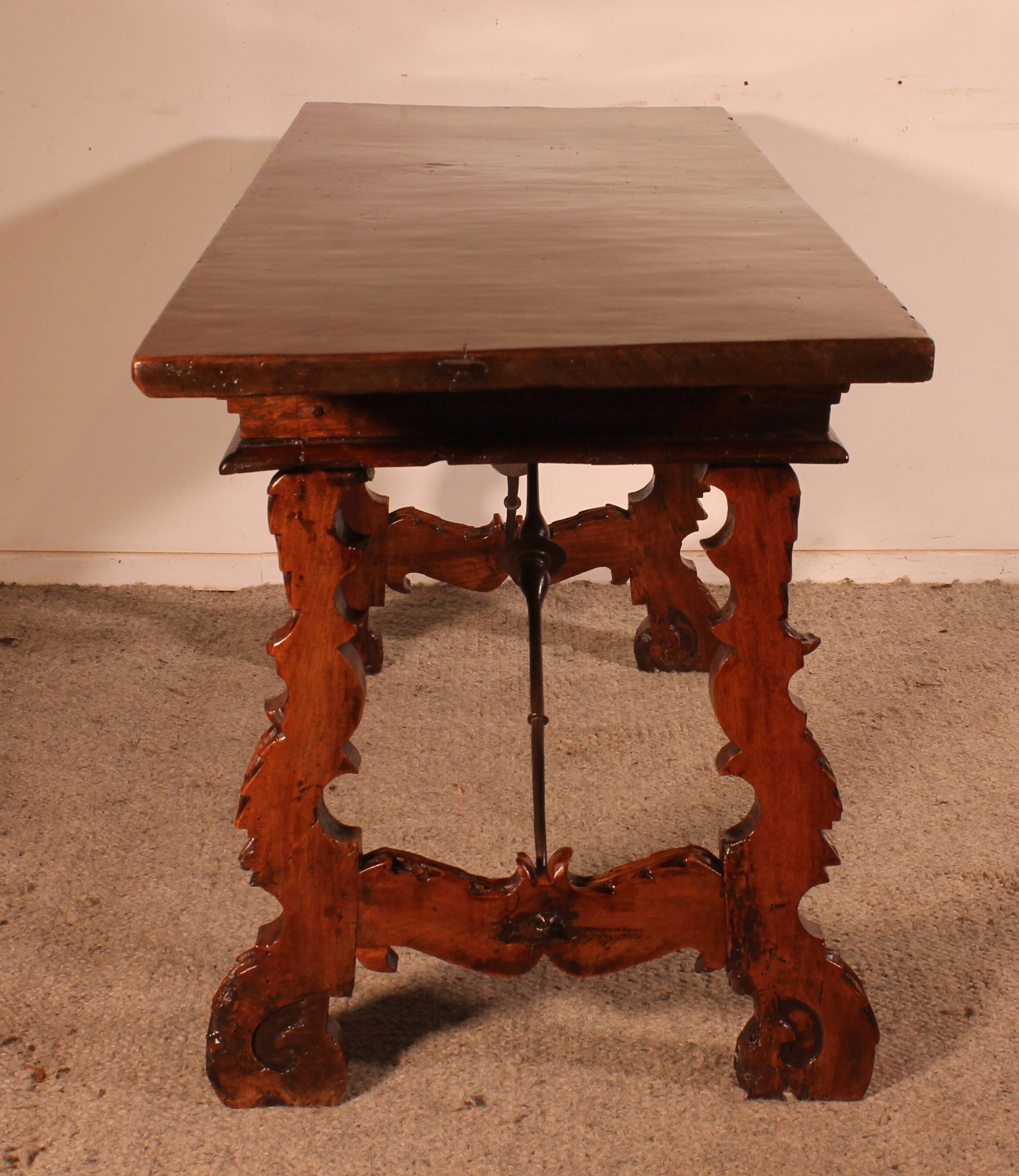 Spanish walnut console - 17th century