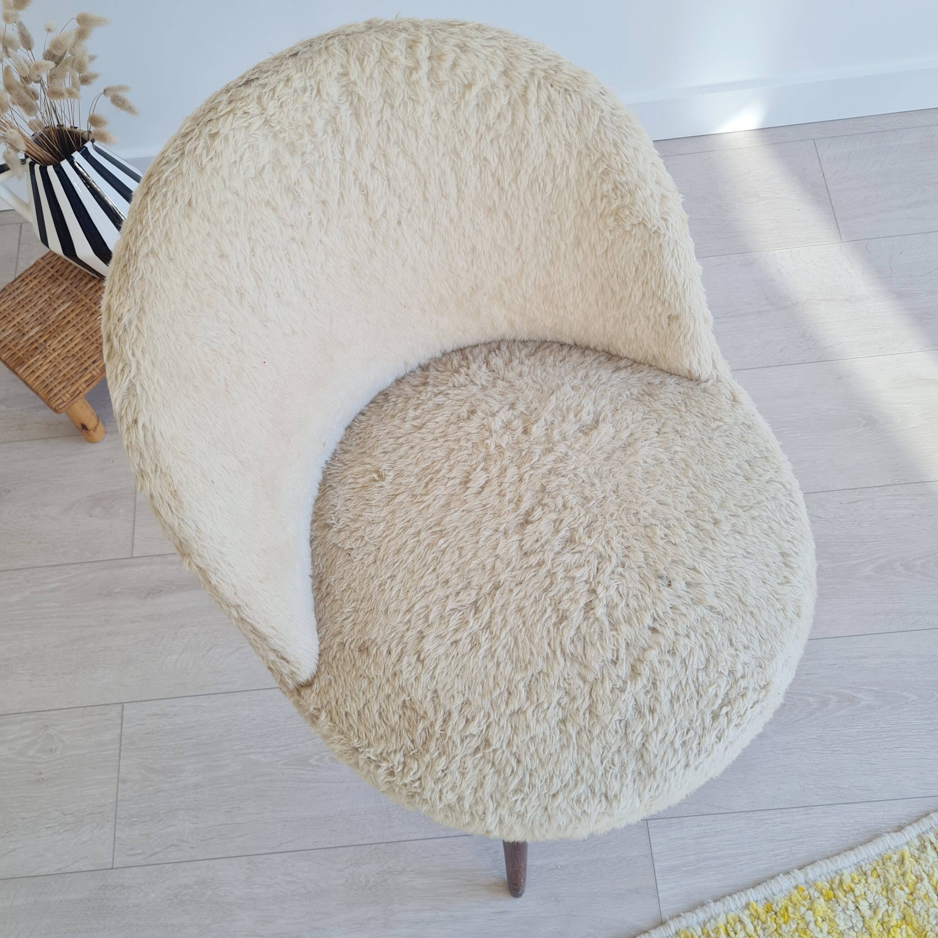 Chaise moumoute tonneau vintage pieds compas