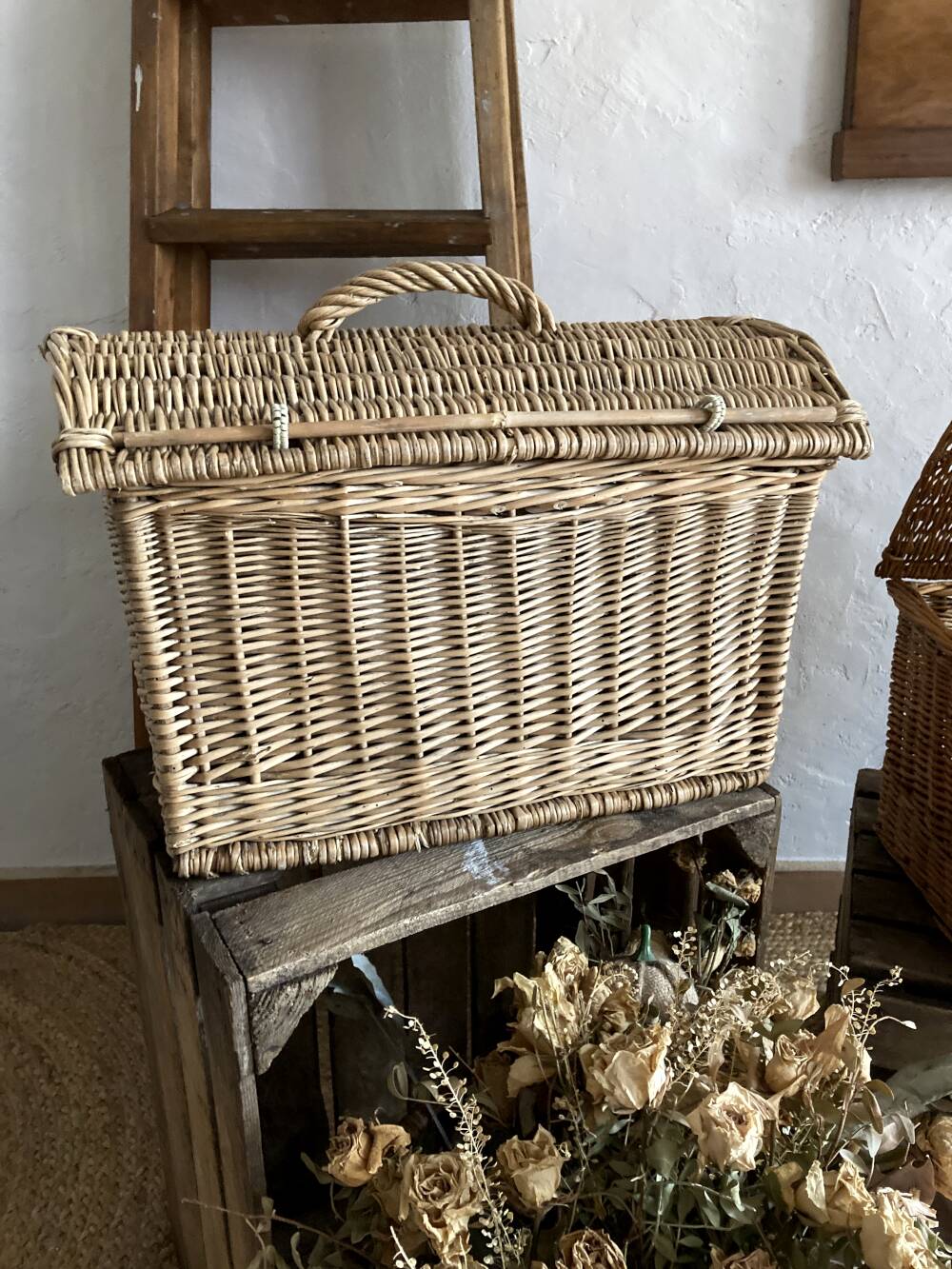Wicker basket with convex lid
