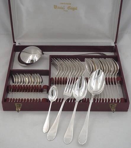 Ercuis Neo-Gothic style, 38-piece cutlery set in silver-plated metal, excellent condition.