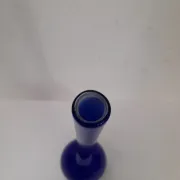 Vase soliflore en opaline bleu roi