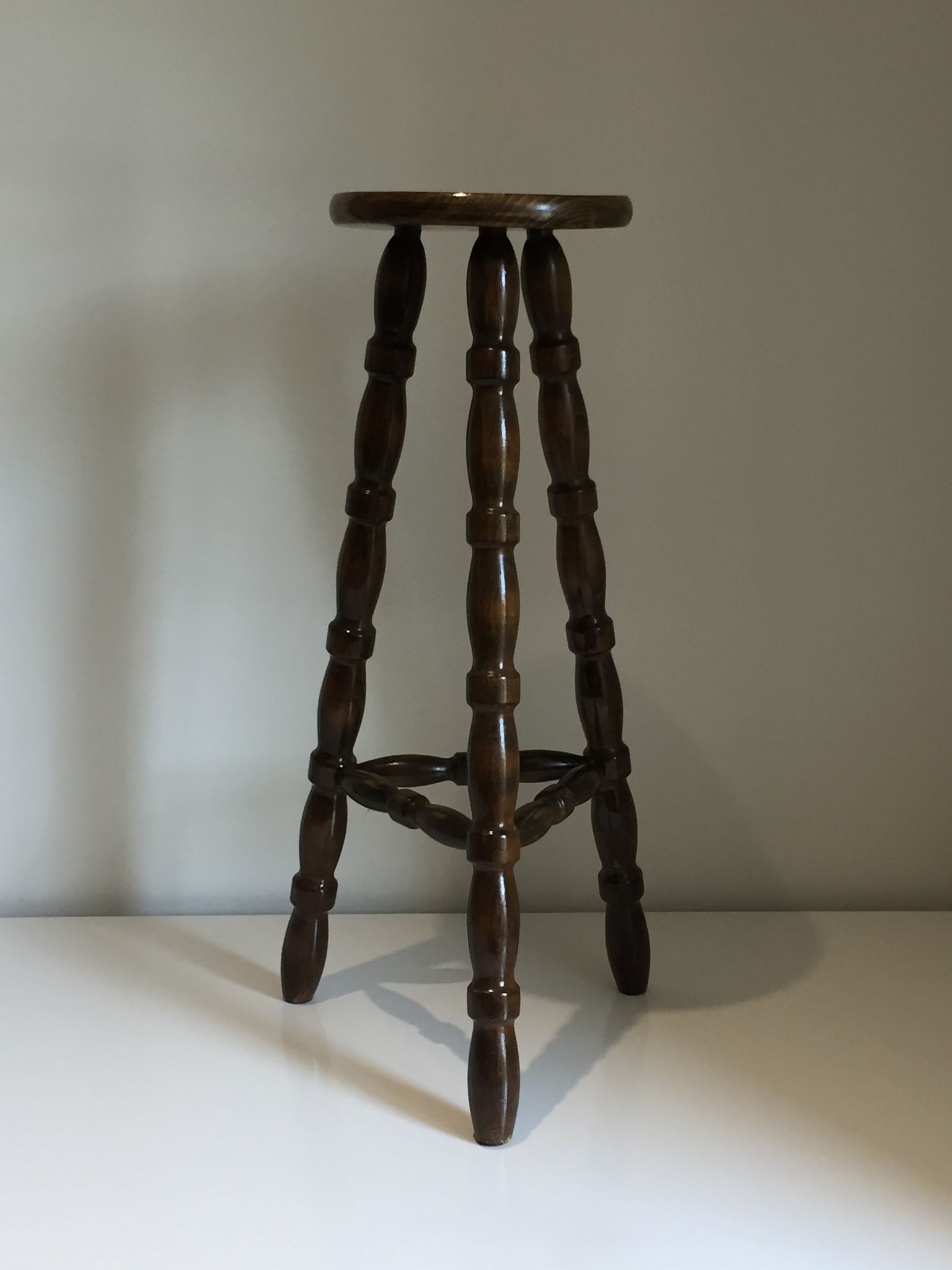 Tabouret haut tripode en bois tourné