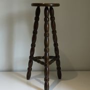 Tabouret haut tripode en bois tourné