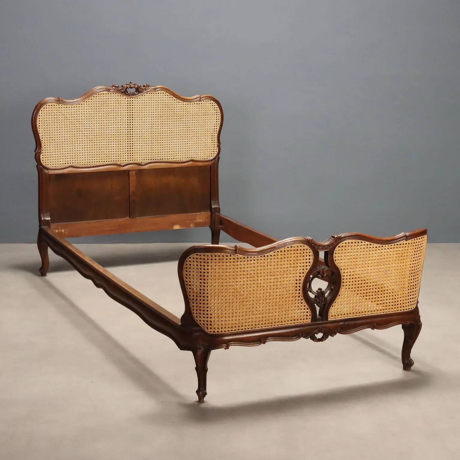 Simple bed in Barocchetto style in walnut.