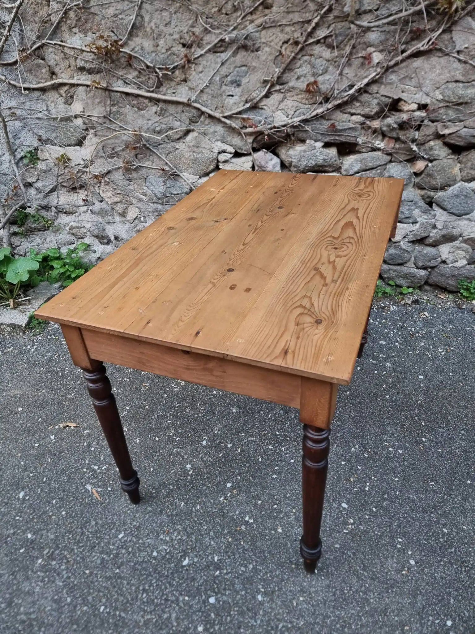 Vintage pine table with drop-leaf extension and turned beech legs, France, 1930s.
