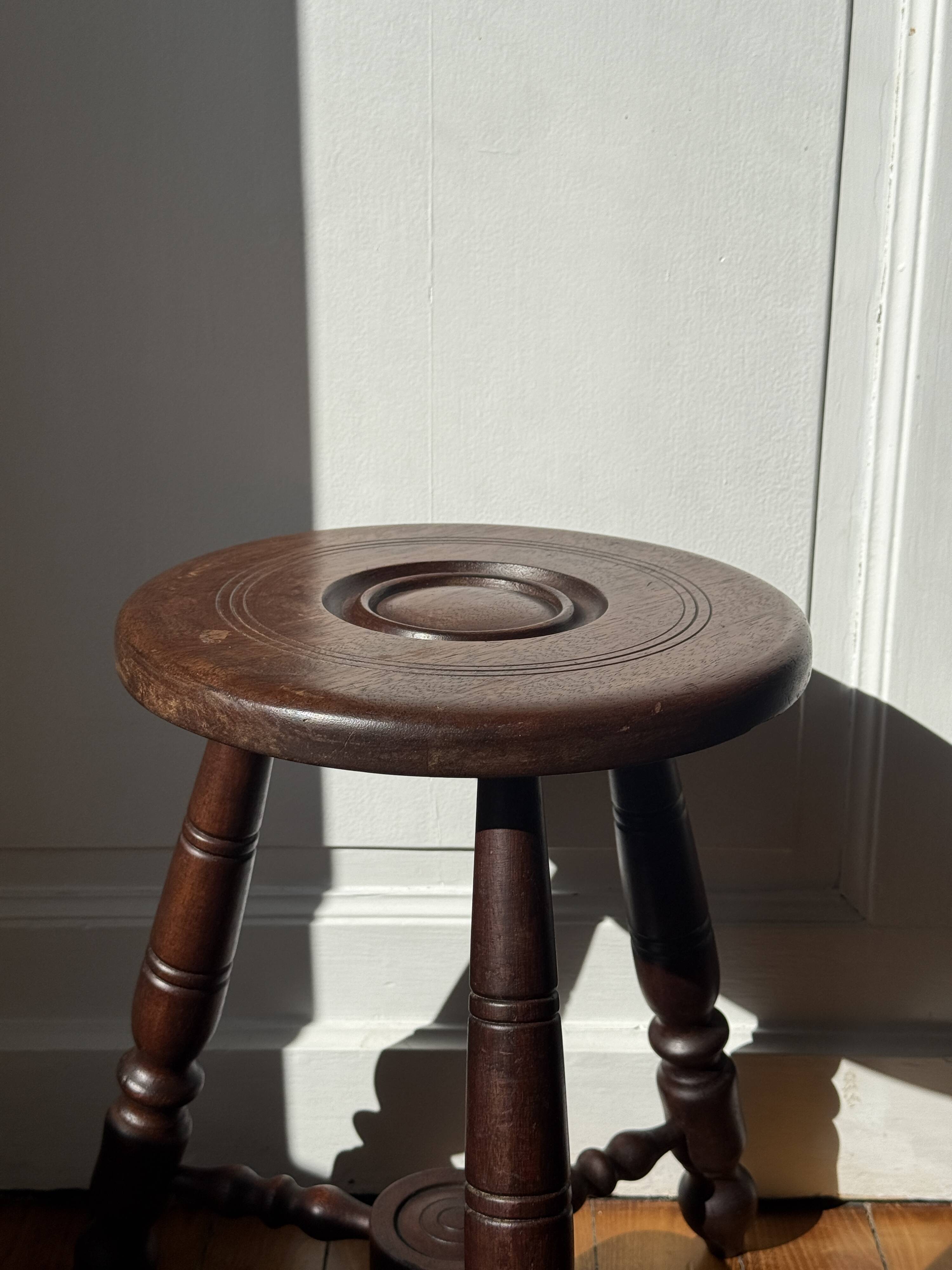 Tabouret en bois rustique