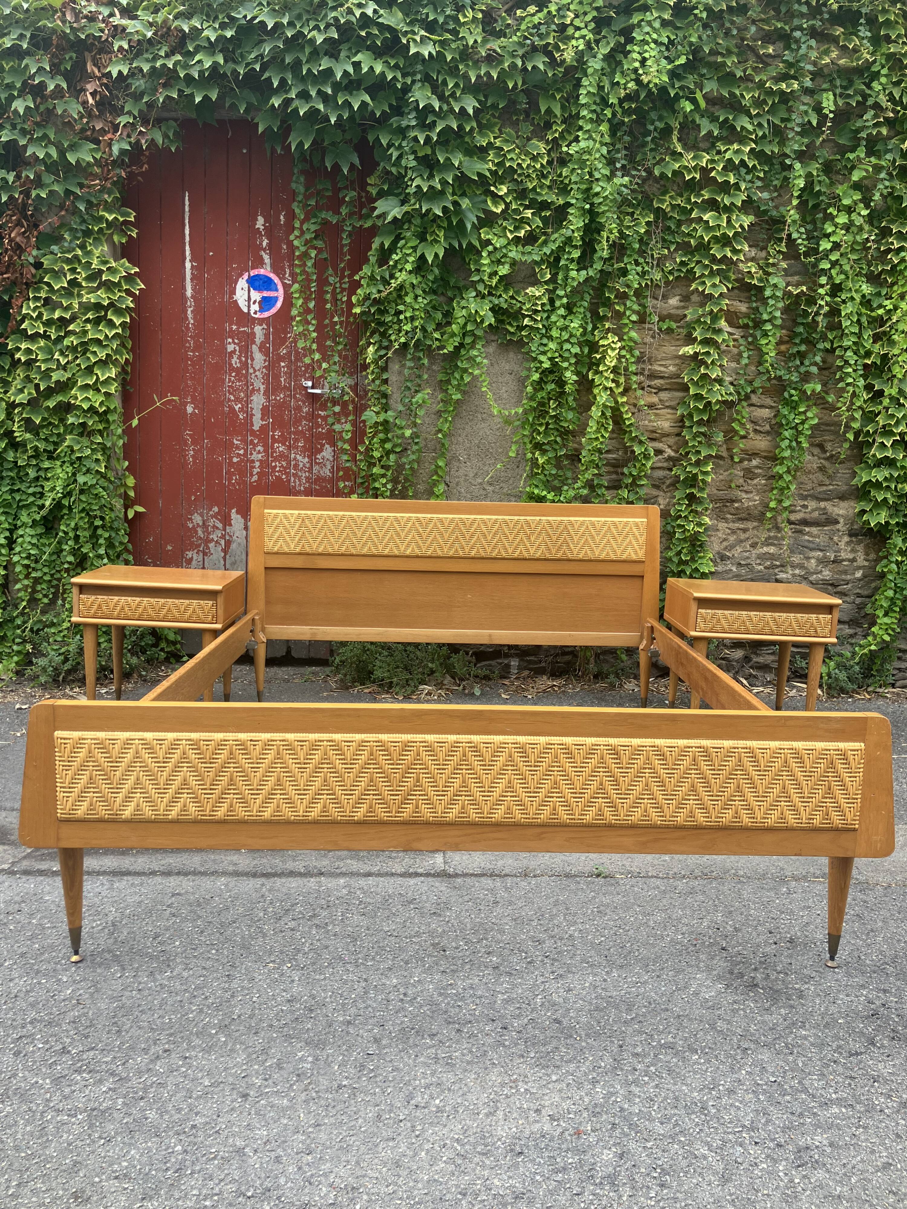 Vintage oak and rattan bed + 2 matching bedside tables – 1950s/60s – invoice