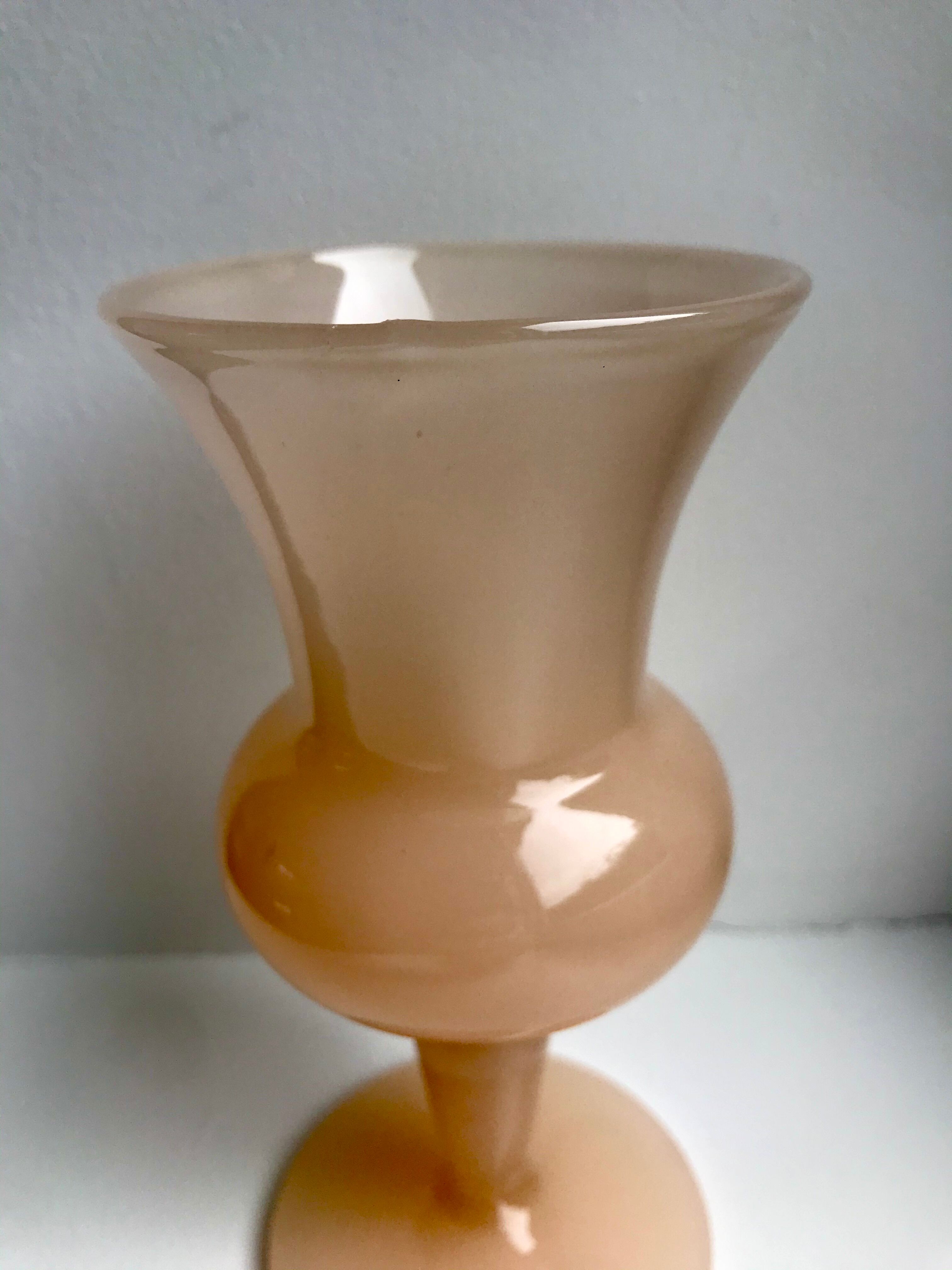 Vase en opaline rose pâle années 50-60