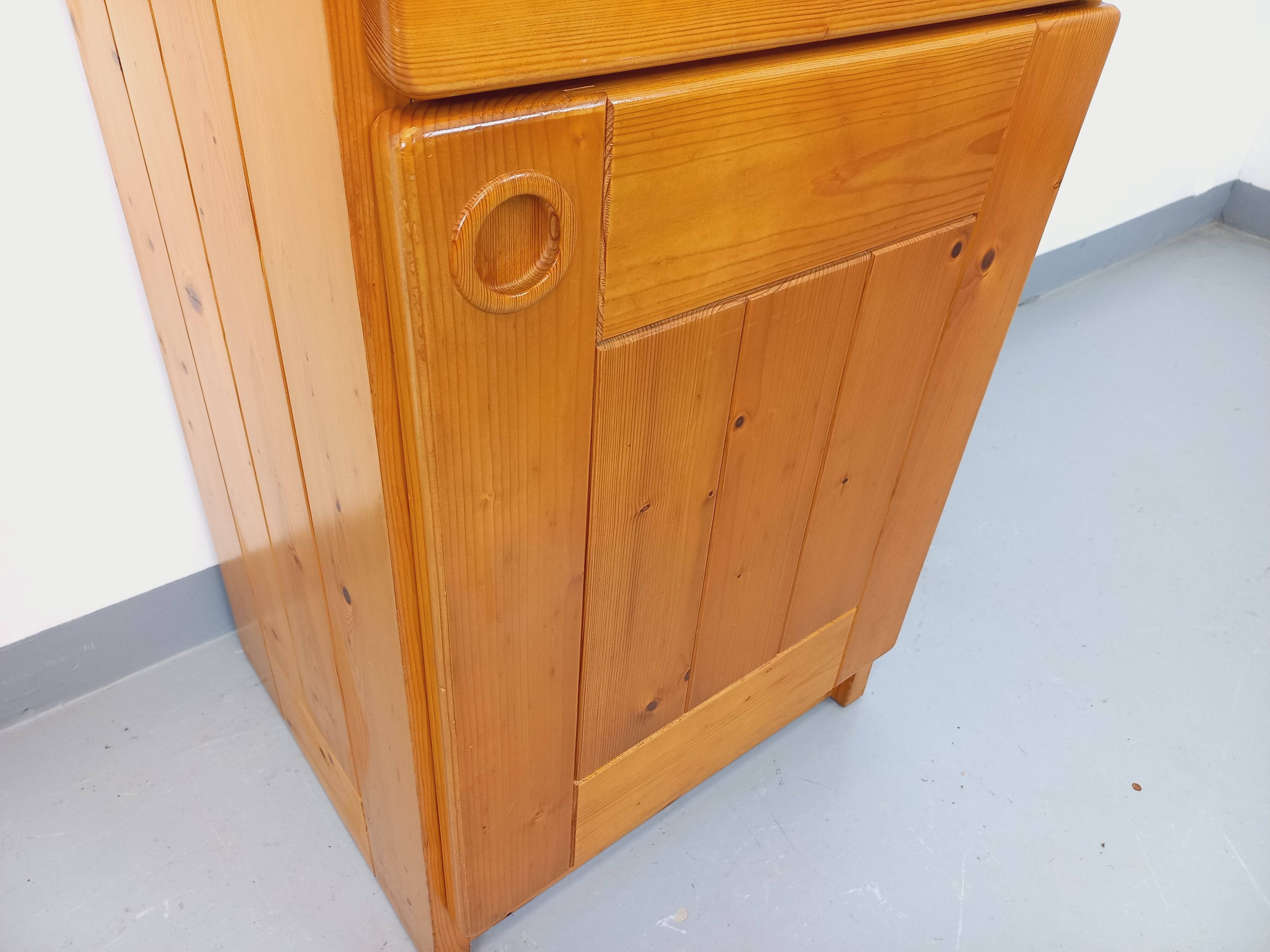 Meuble de rangement sélectionné par Charlotte Perriand Les Arcs vintage en pin des années 60 70