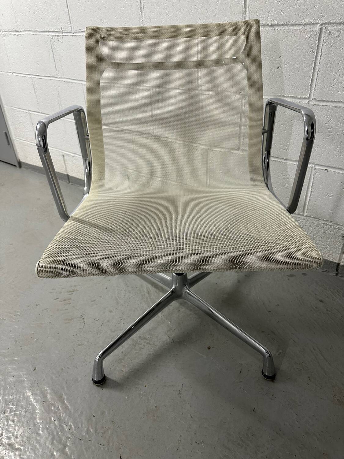 Fauteuil EA 108 Charles & Ray Eames édition Vitra