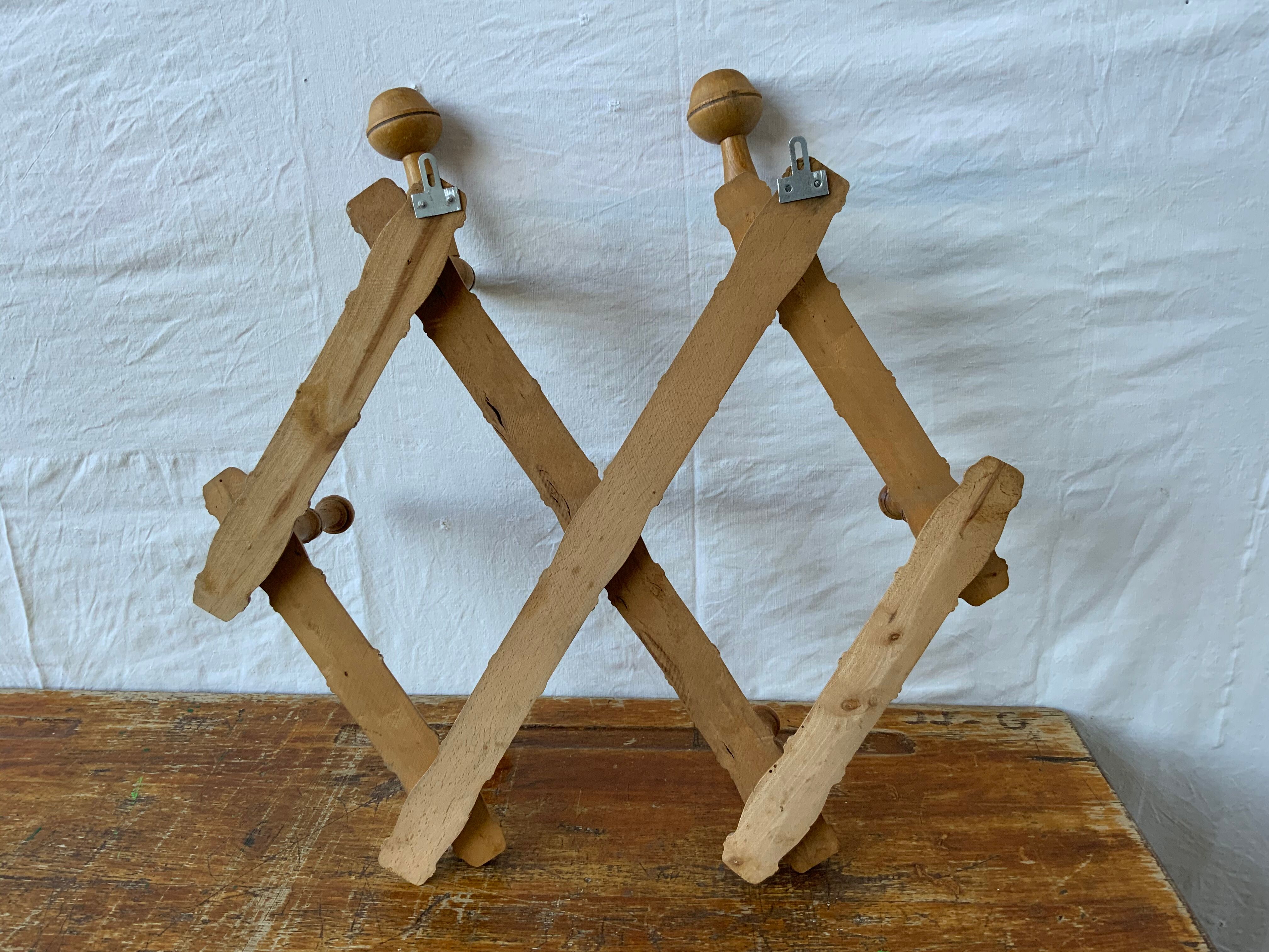Wall accordion coat hanger