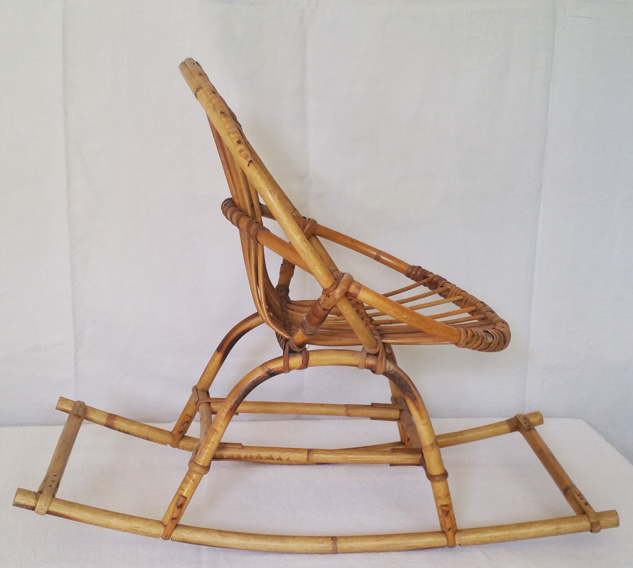 Rocking-chair "shell" in rattan, for children