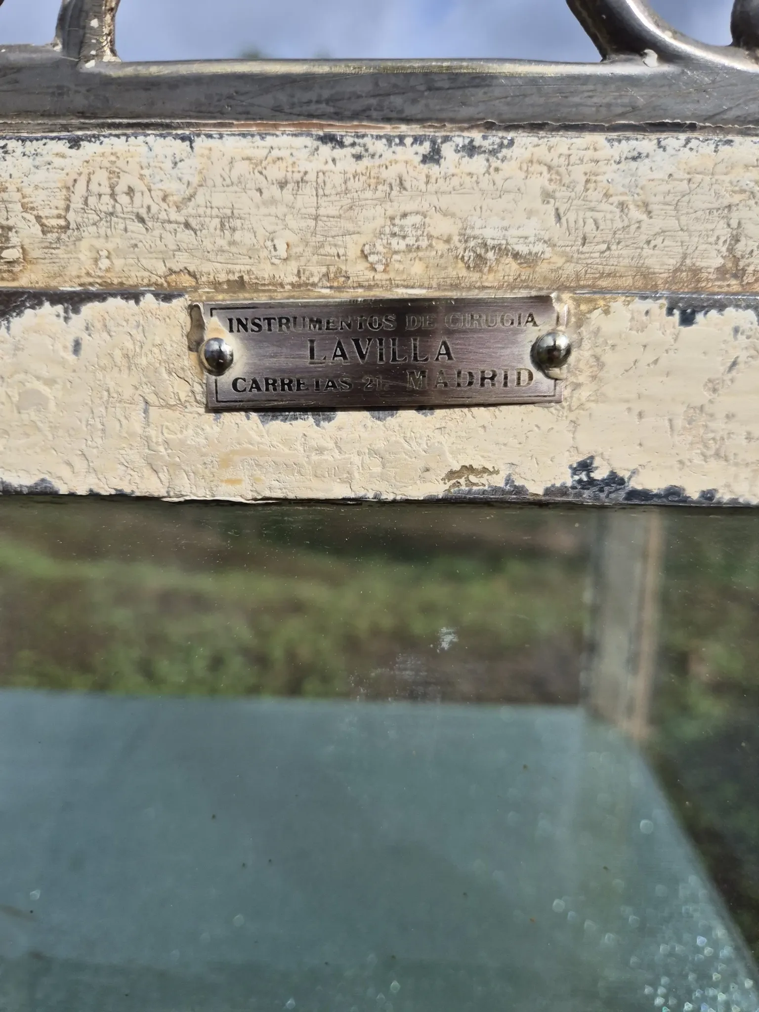 Ancienne vitrine de chirurgien