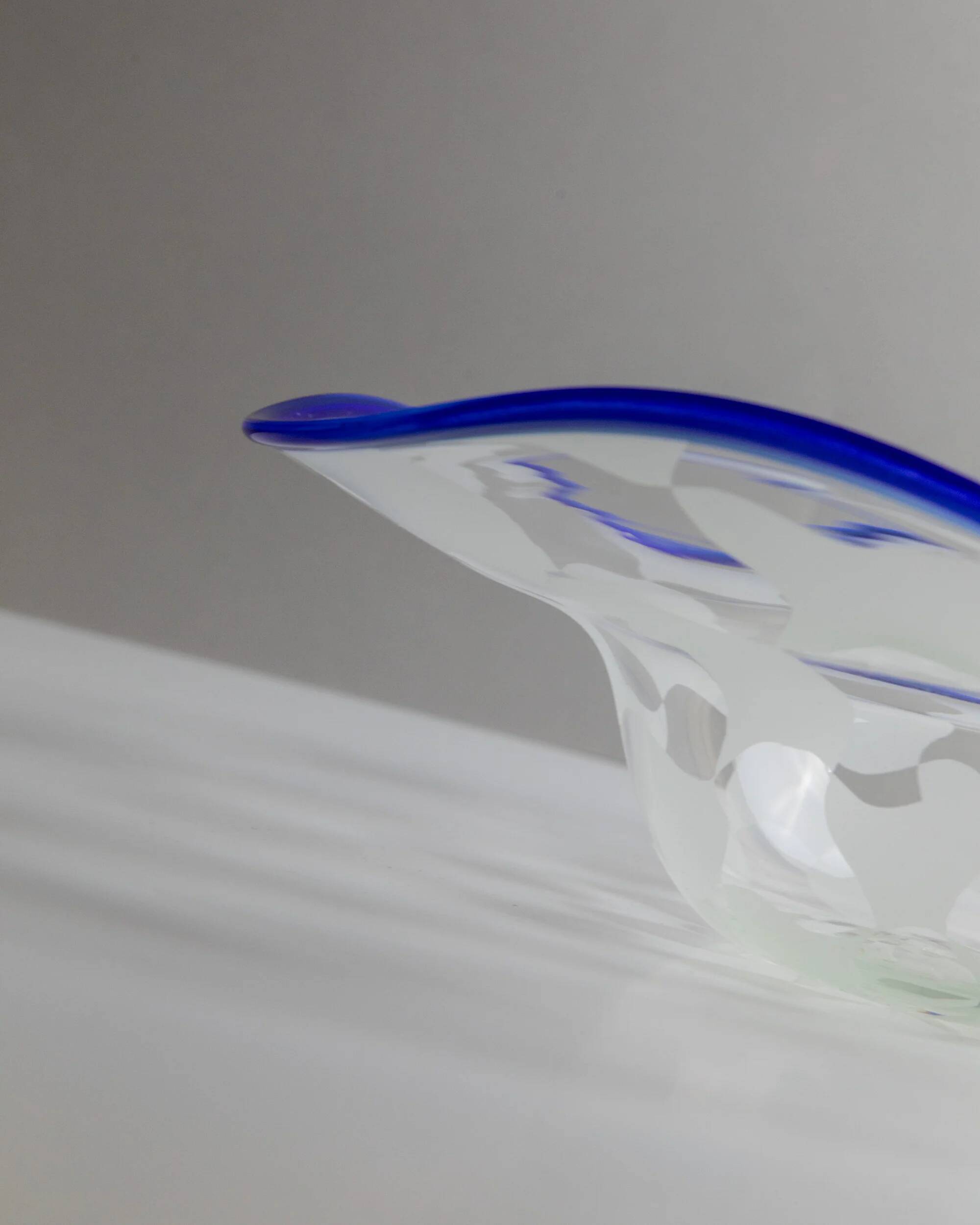 Bol en verre de Murano bleu avec motif à carreaux blancs et bord ondulé, signé RL'94